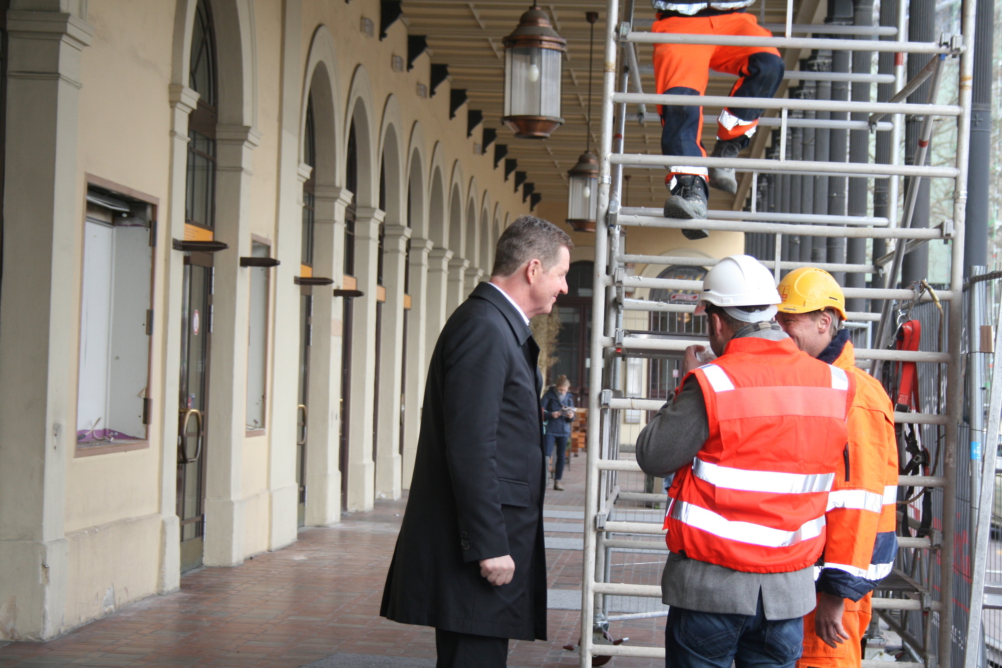 Am Bahnhofsvorplatz gehen die Arbeiten für den Tunnel weiter. Foto: B4B WIRTSCHAFTSLEBEN SCHWABEN