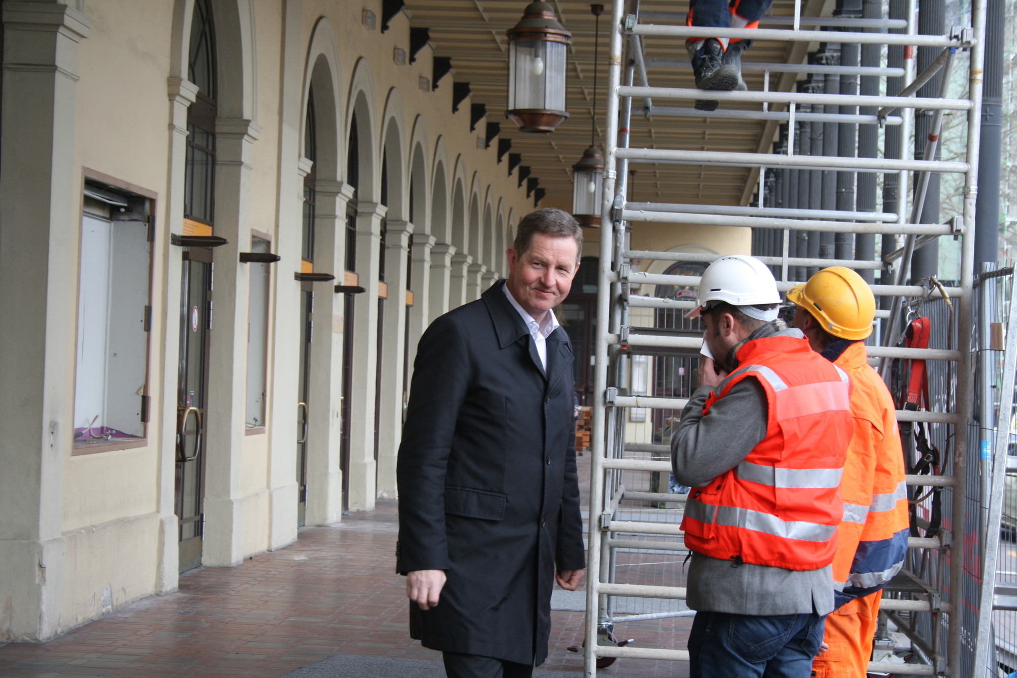 Am Bahnhofsvorplatz gehen die Arbeiten für den Tunnel weiter. Foto: B4B WIRTSCHAFTSLEBEN SCHWABEN