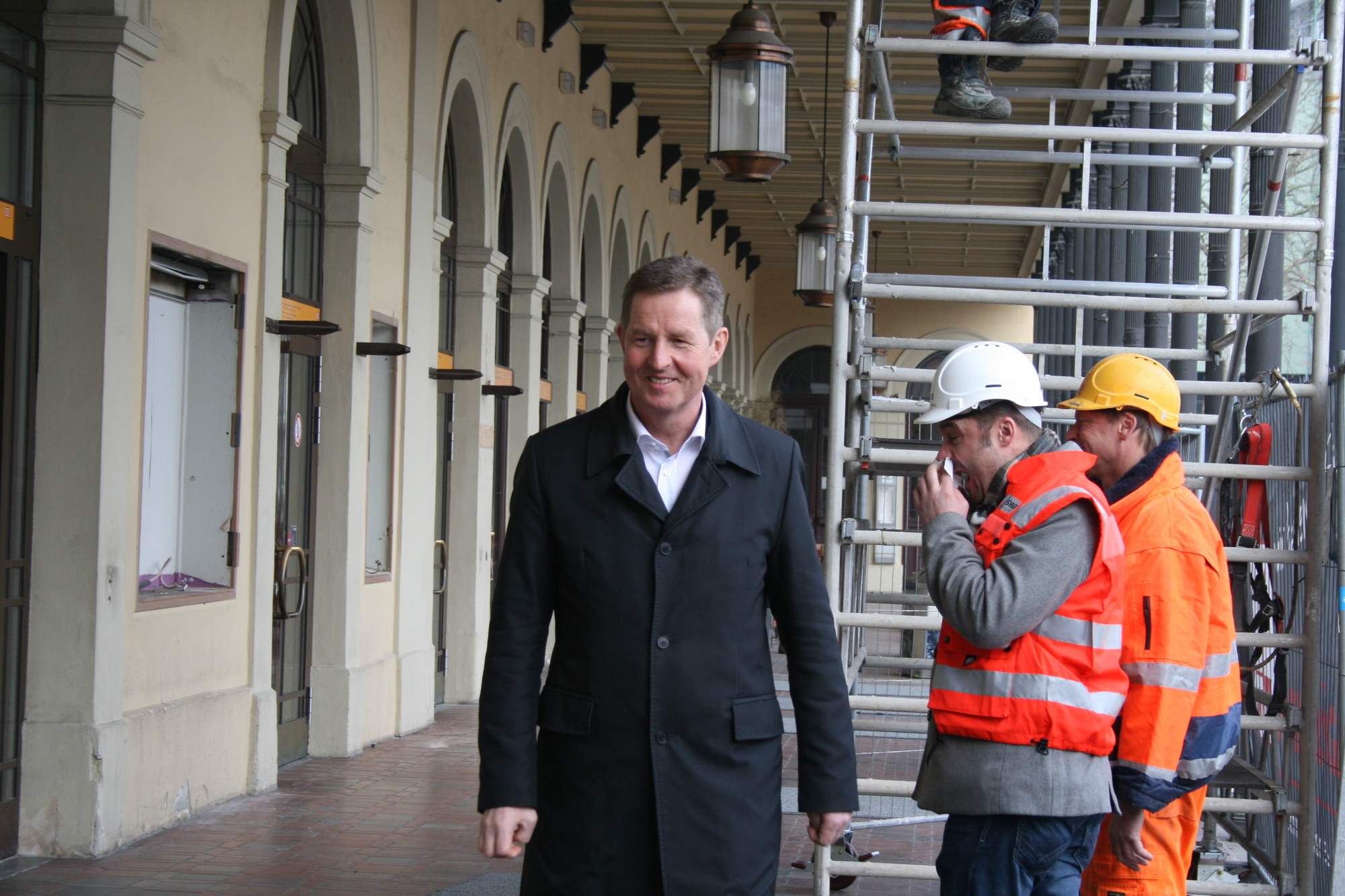 Am Bahnhofsvorplatz gehen die Arbeiten für den Tunnel weiter. Foto: B4B WIRTSCHAFTSLEBEN SCHWABEN