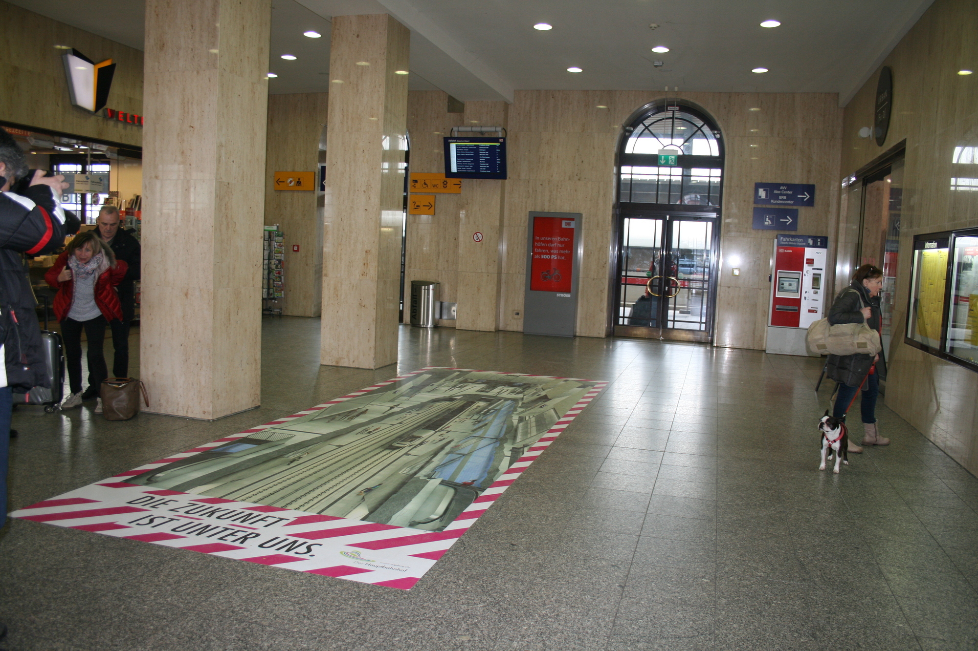 Am Bahnhofsvorplatz gehen die Arbeiten für den Tunnel weiter. Foto: B4B WIRTSCHAFTSLEBEN SCHWABEN