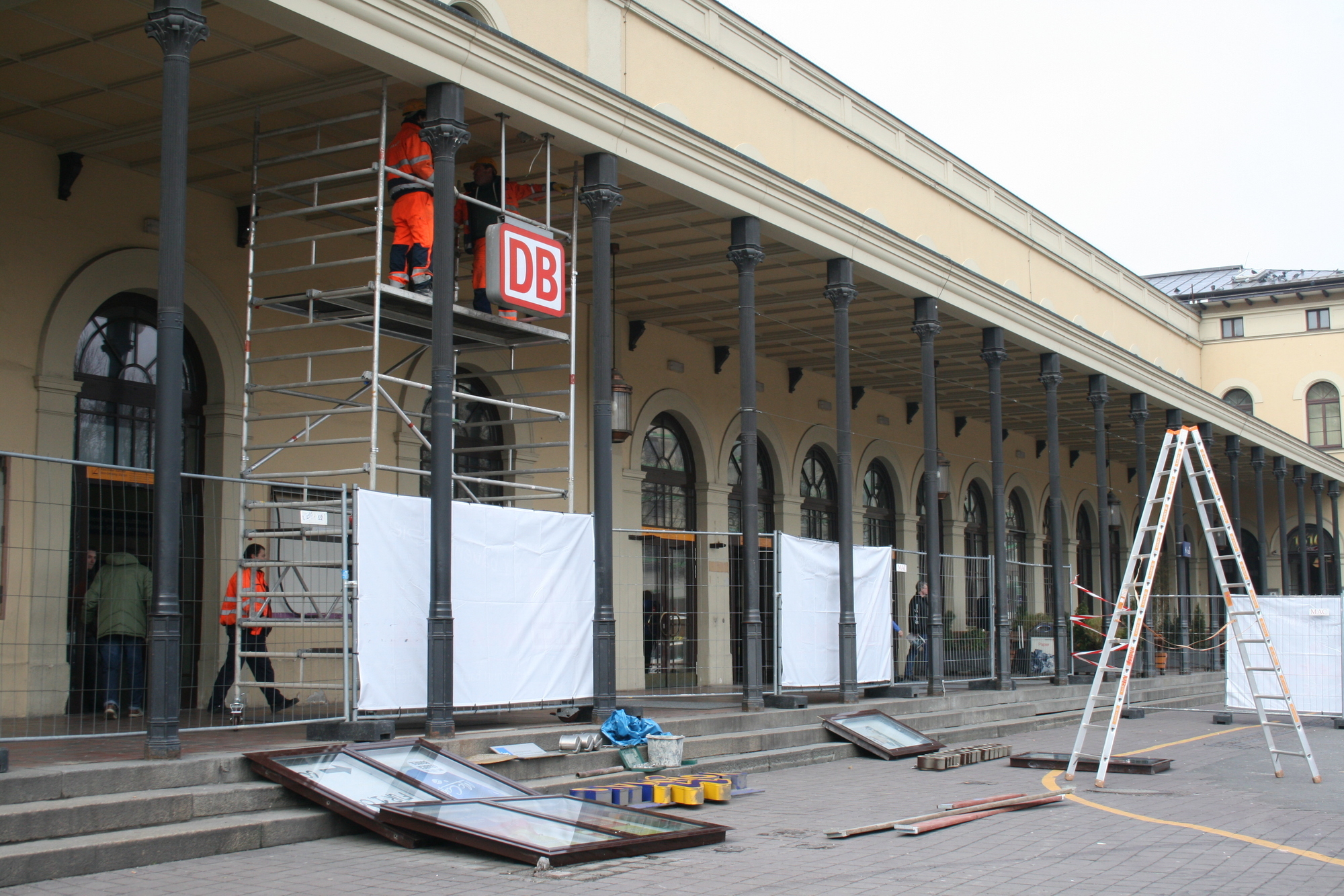 Am Bahnhofsvorplatz gehen die Arbeiten für den Tunnel weiter. Foto: B4B WIRTSCHAFTSLEBEN SCHWABEN