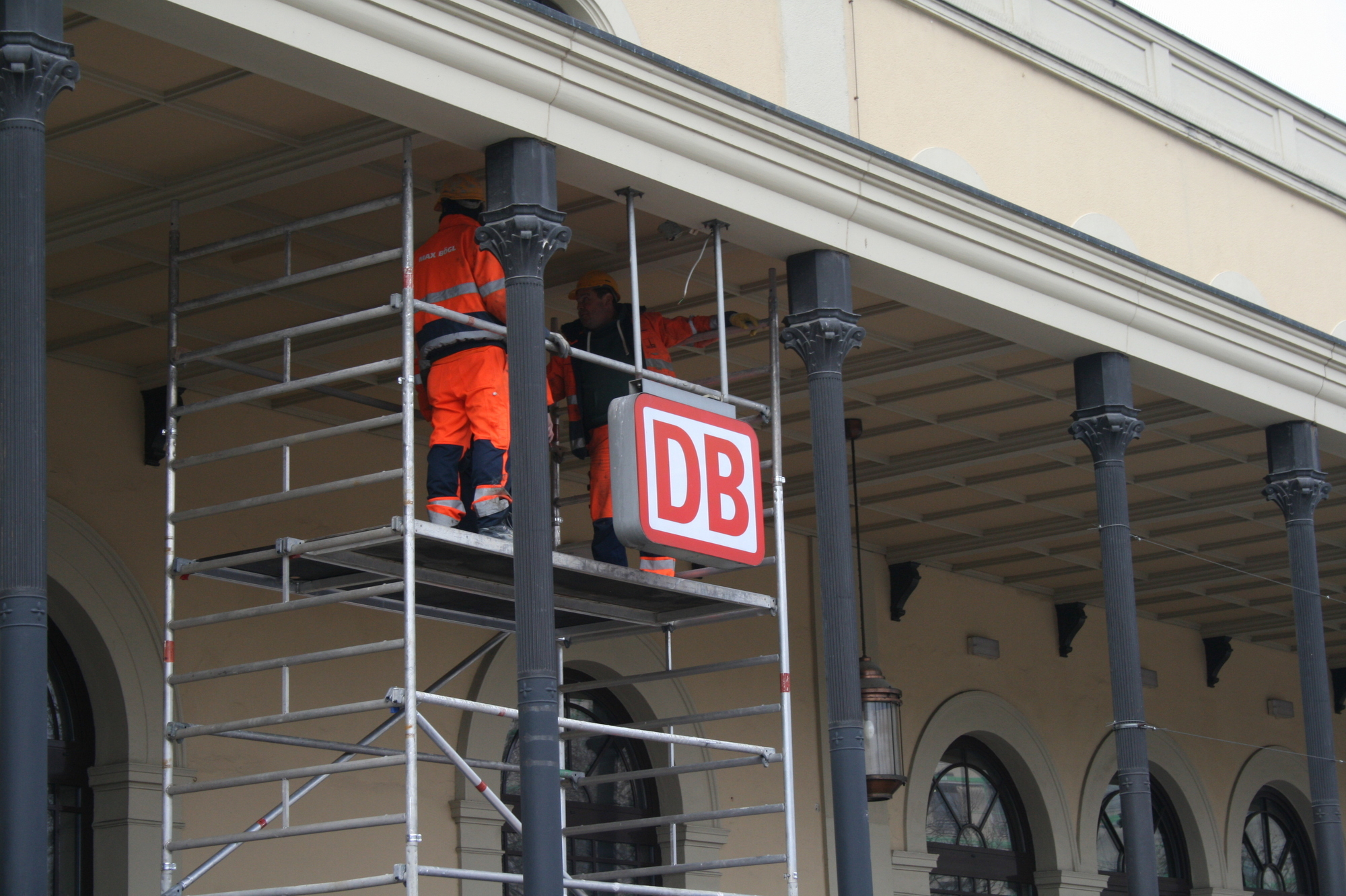 Am Bahnhofsvorplatz gehen die Arbeiten für den Tunnel weiter. Foto: B4B WIRTSCHAFTSLEBEN SCHWABEN