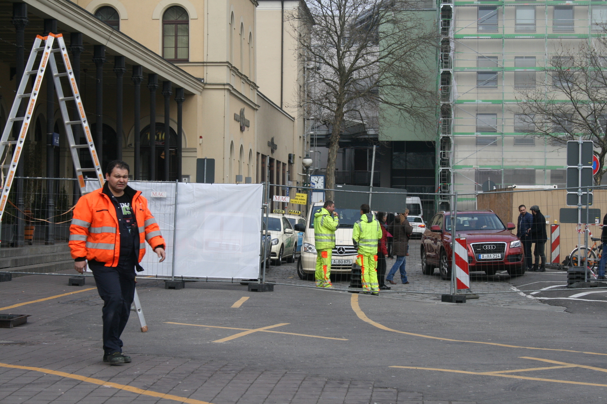 Am Bahnhofsvorplatz gehen die Arbeiten für den Tunnel weiter. Foto: B4B WIRTSCHAFTSLEBEN SCHWABEN