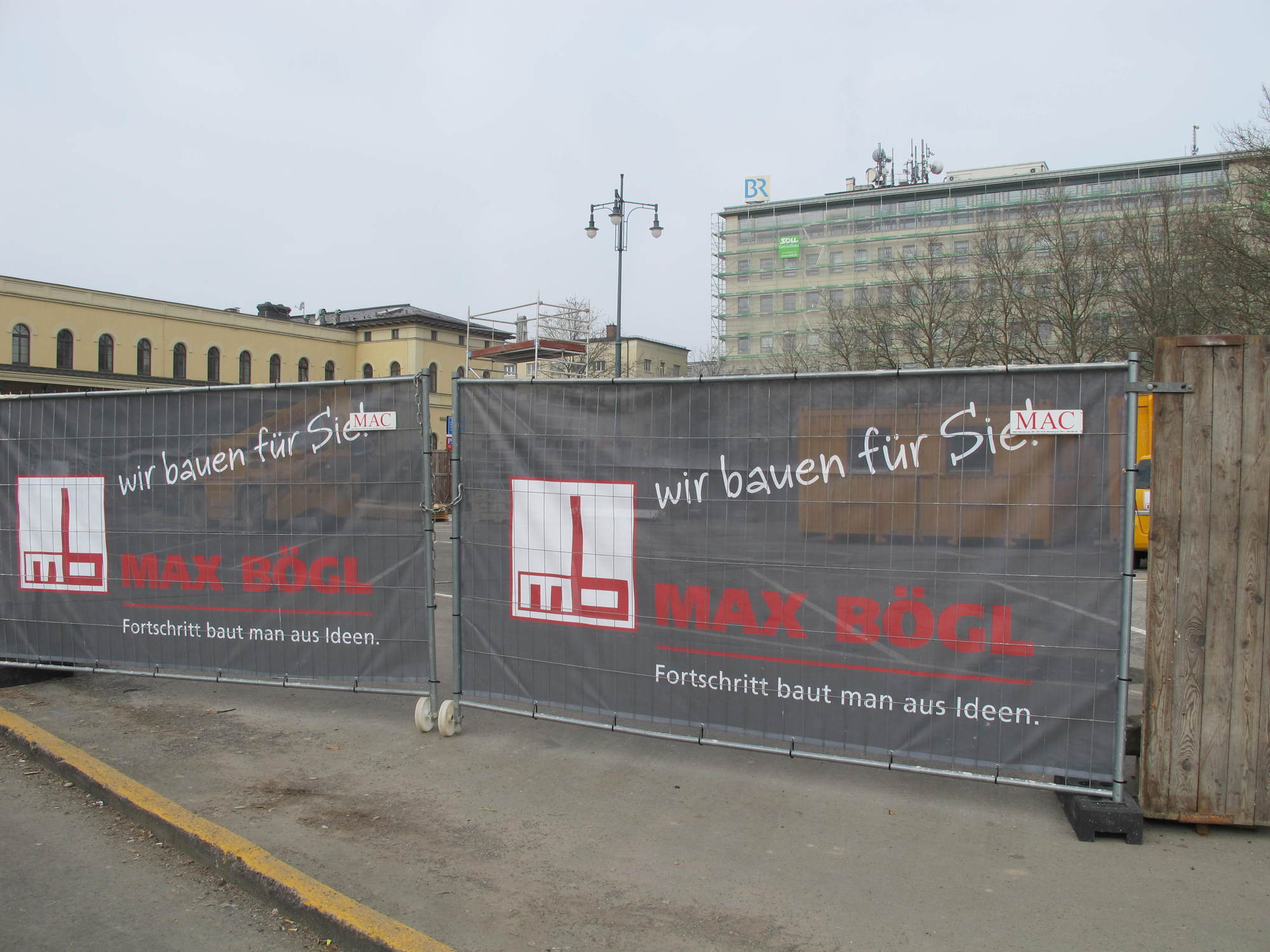 Am Bahnhofsvorplatz gehen die Arbeiten für den Tunnel weiter. Foto: B4B WIRTSCHAFTSLEBEN SCHWABEN