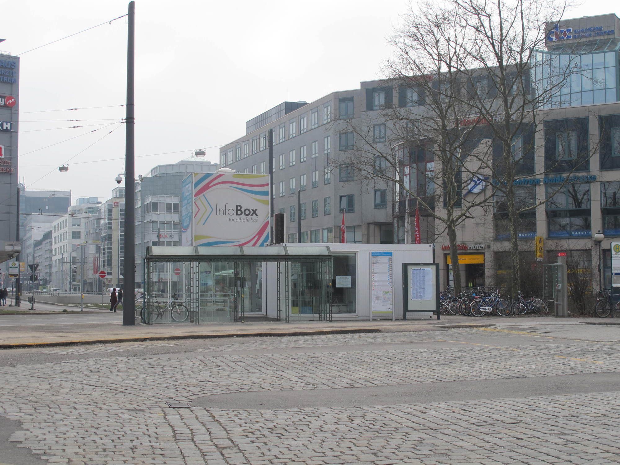 Am Bahnhofsvorplatz gehen die Arbeiten für den Tunnel weiter. Foto: B4B WIRTSCHAFTSLEBEN SCHWABEN