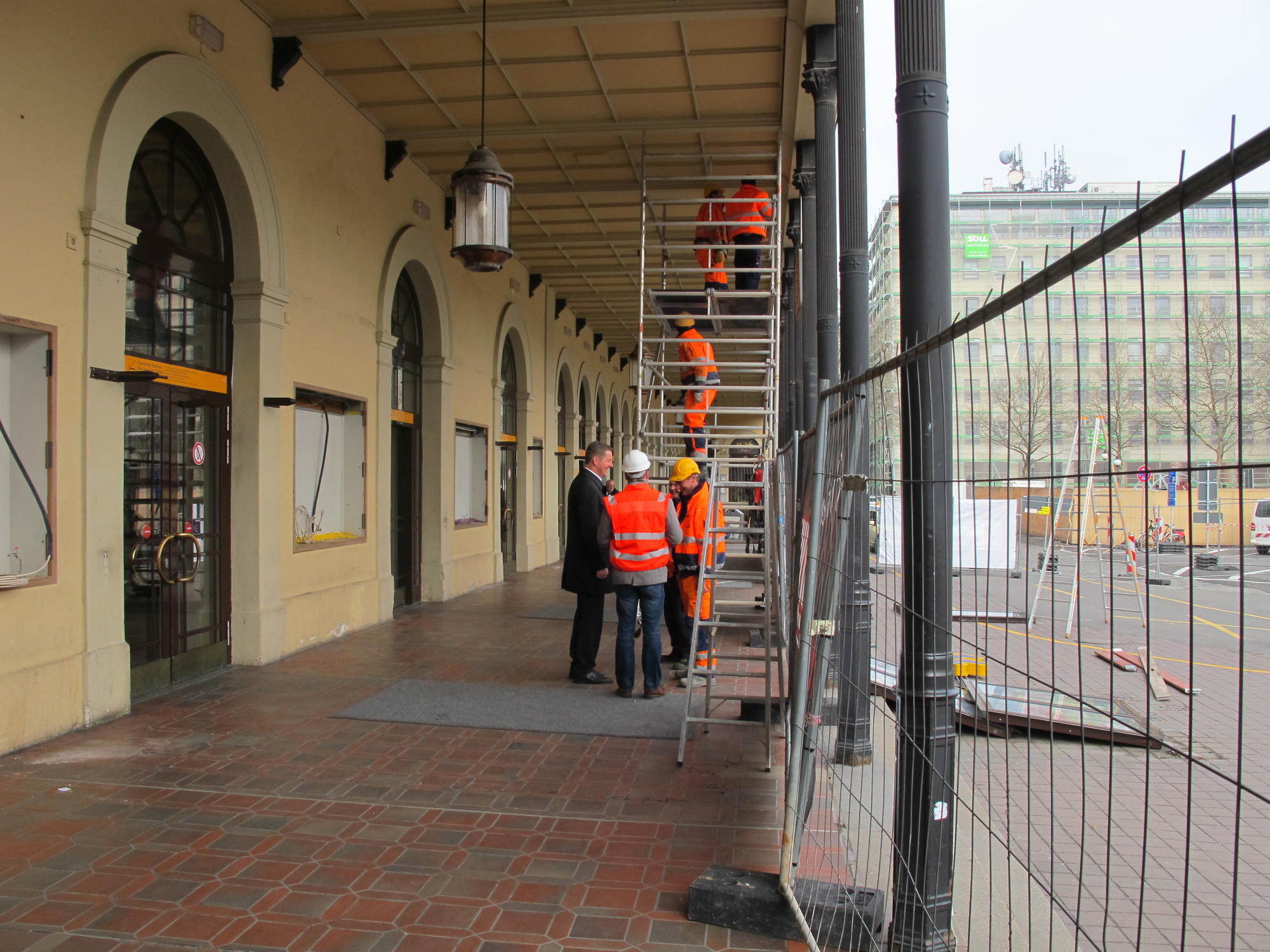 Am Bahnhofsvorplatz gehen die Arbeiten für den Tunnel weiter. Foto: B4B WIRTSCHAFTSLEBEN SCHWABEN