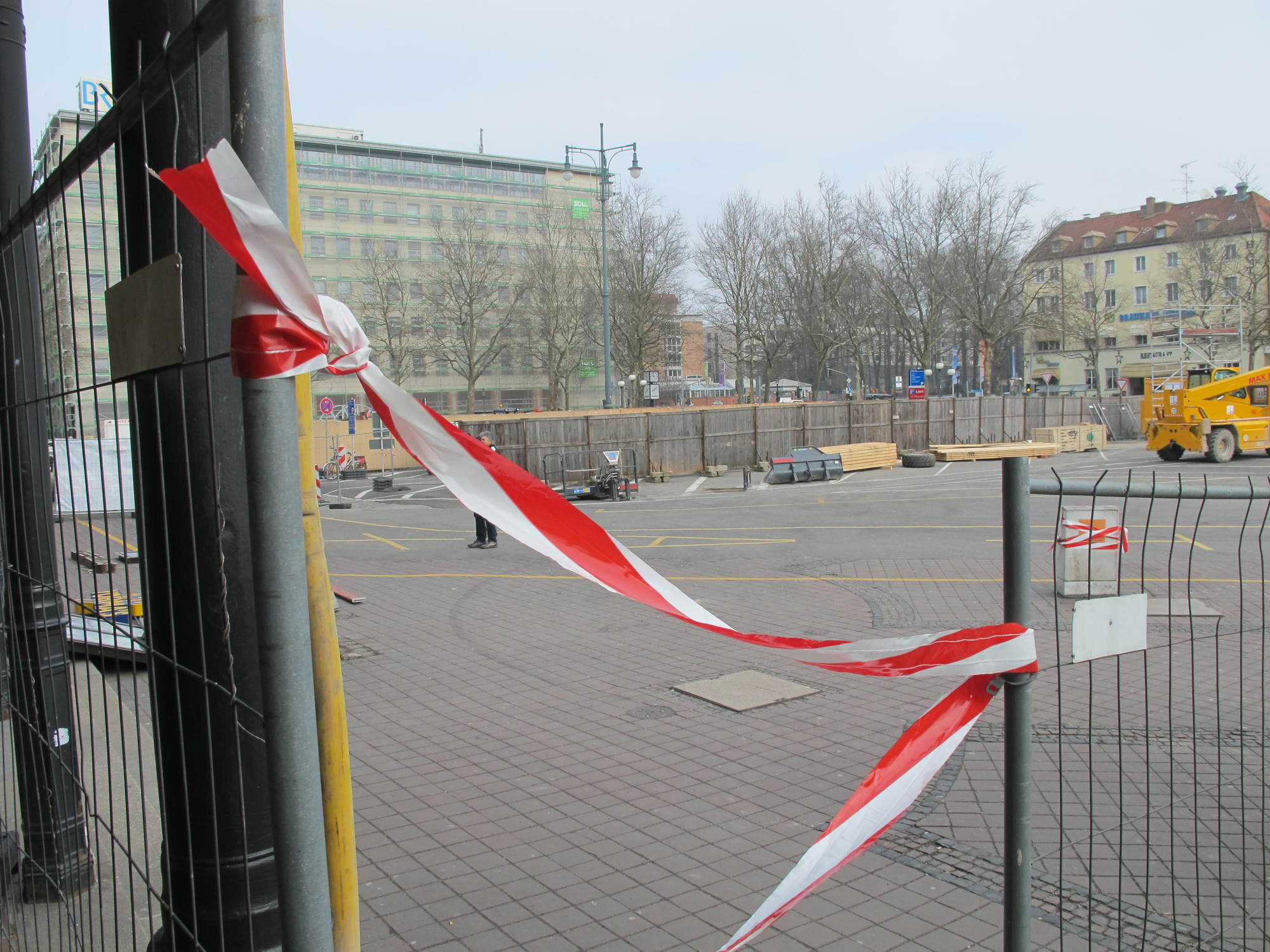 Am Bahnhofsvorplatz gehen die Arbeiten für den Tunnel weiter. Foto: B4B WIRTSCHAFTSLEBEN SCHWABEN