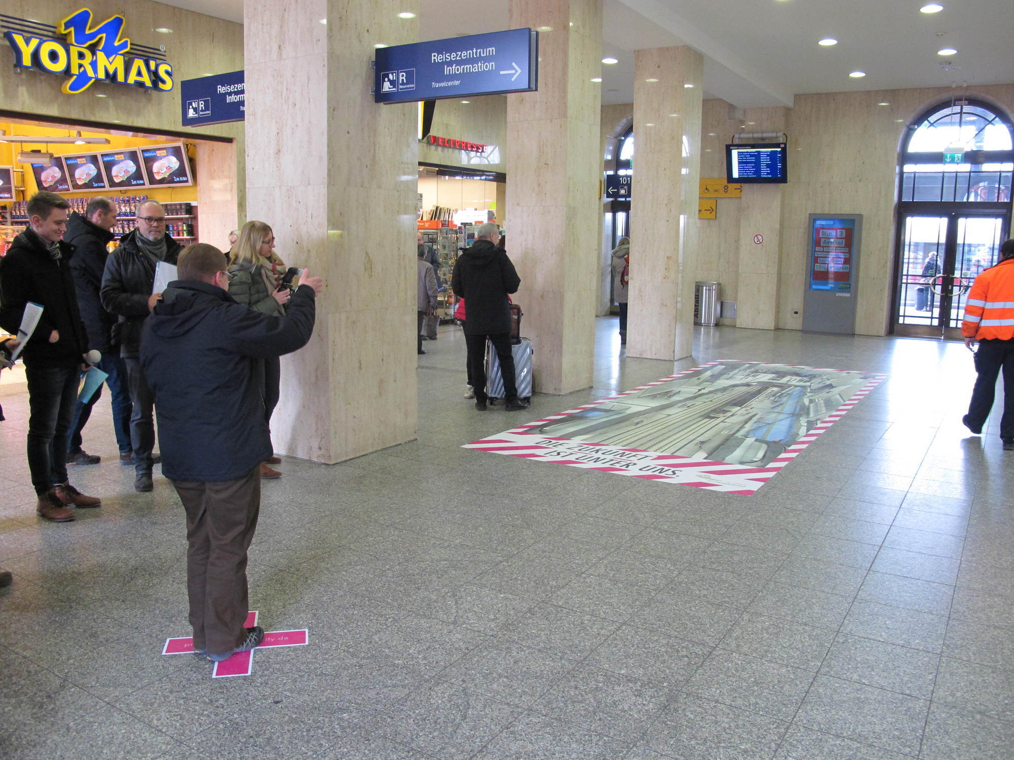 Am Bahnhofsvorplatz gehen die Arbeiten für den Tunnel weiter. Foto: B4B WIRTSCHAFTSLEBEN SCHWABEN