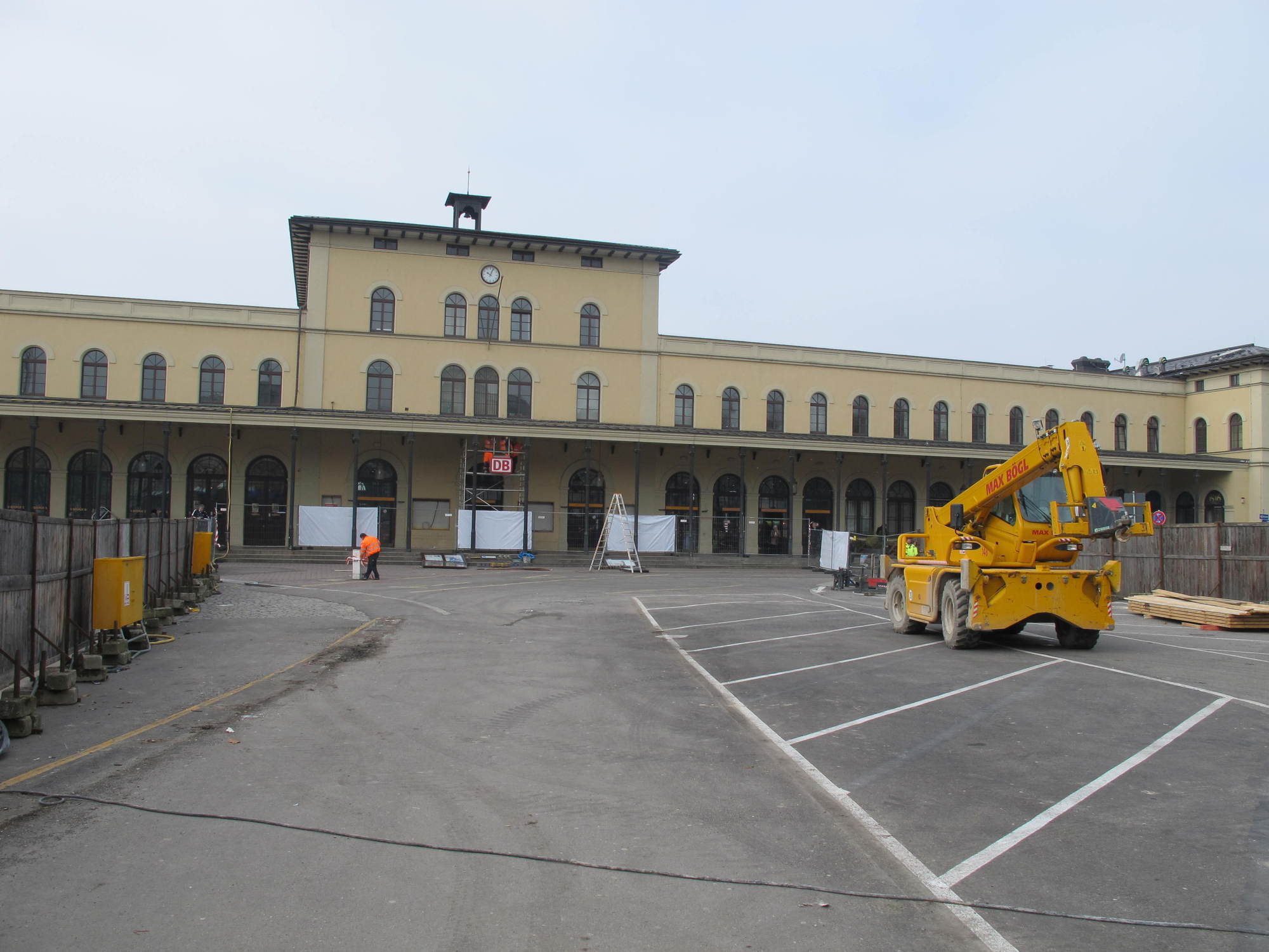 Am Bahnhofsvorplatz gehen die Arbeiten für den Tunnel weiter. Foto: B4B WIRTSCHAFTSLEBEN SCHWABEN
