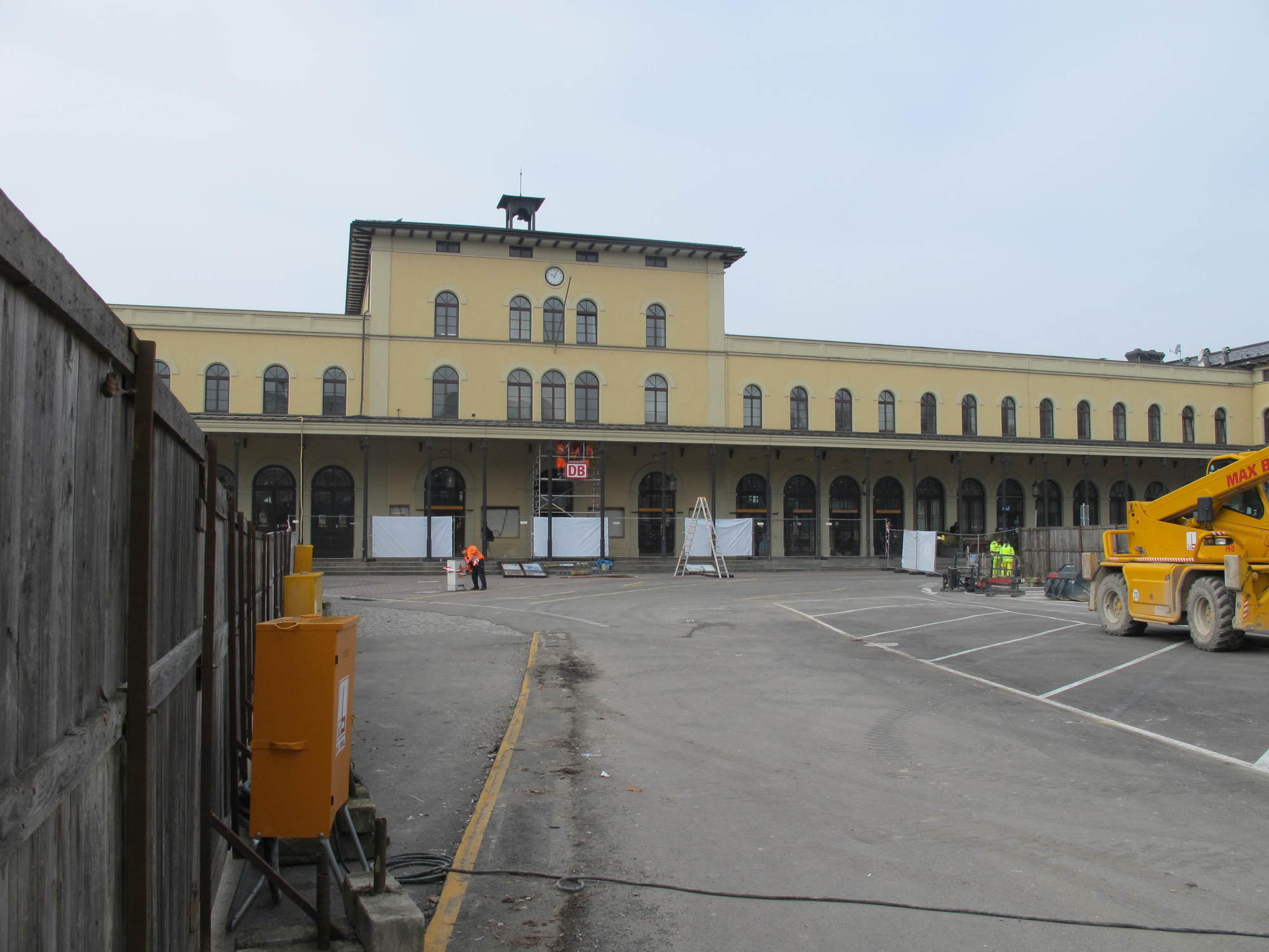 Am Bahnhofsvorplatz gehen die Arbeiten für den Tunnel weiter. Foto: B4B WIRTSCHAFTSLEBEN SCHWABEN