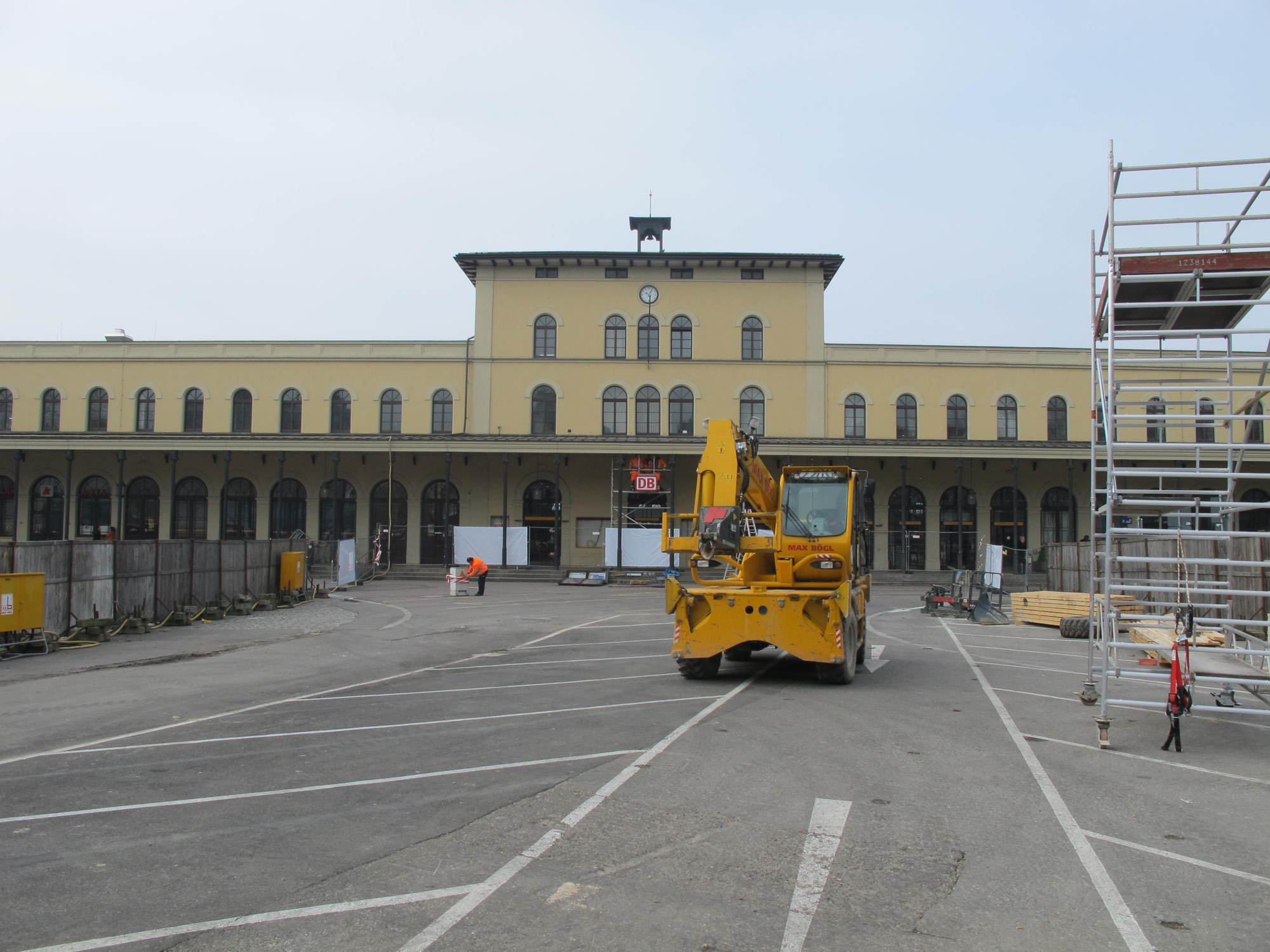 Am Bahnhofsvorplatz gehen die Arbeiten für den Tunnel weiter. Foto: B4B WIRTSCHAFTSLEBEN SCHWABEN