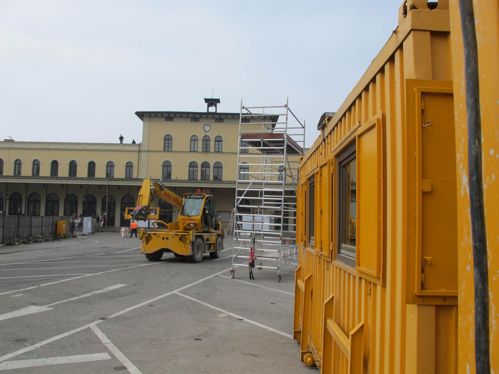 Am Bahnhofsvorplatz gehen die Arbeiten für den Tunnel weiter. Foto: B4B WIRTSCHAFTSLEBEN SCHWABEN