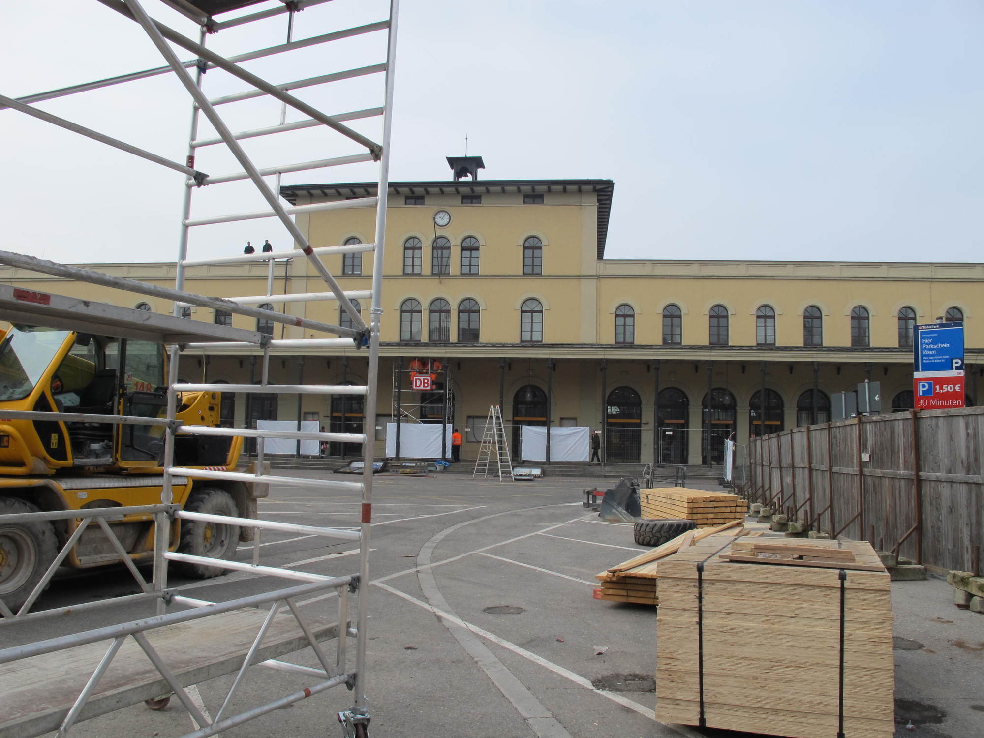 Am Bahnhofsvorplatz gehen die Arbeiten für den Tunnel weiter. Foto: B4B WIRTSCHAFTSLEBEN SCHWABEN