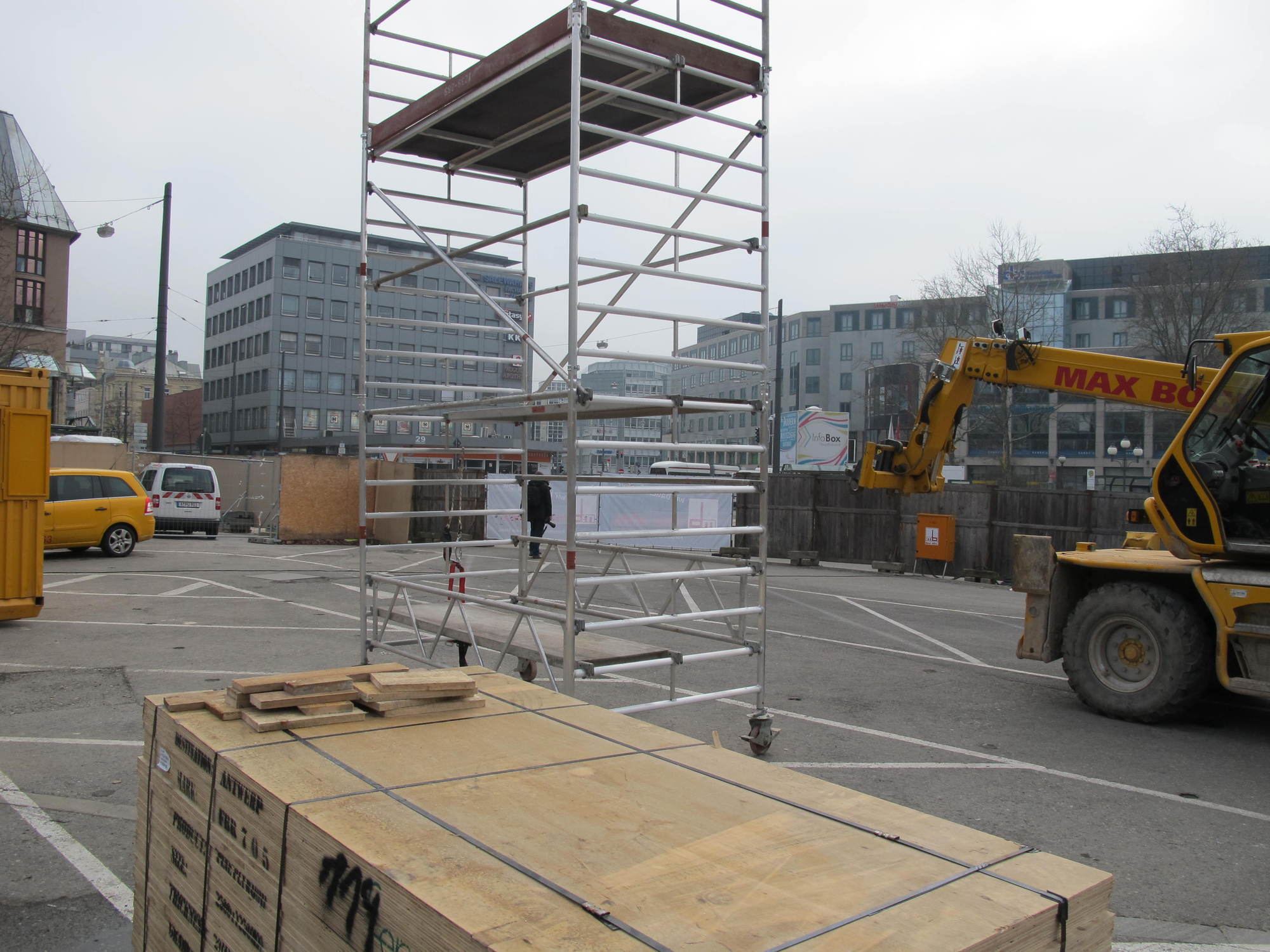 Am Bahnhofsvorplatz gehen die Arbeiten für den Tunnel weiter. Foto: B4B WIRTSCHAFTSLEBEN SCHWABEN