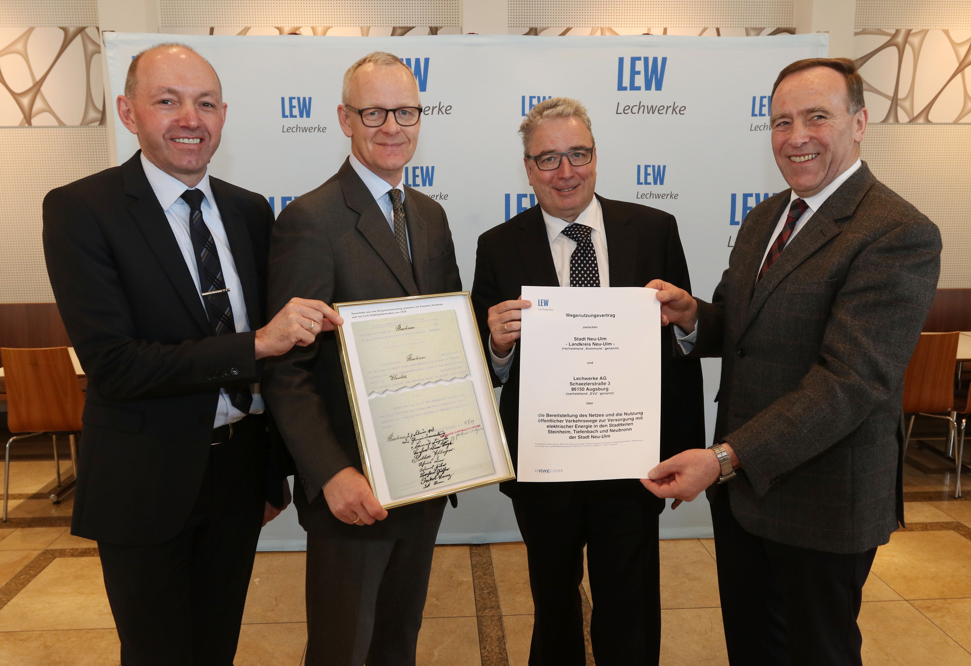 Josef Wagner und Dr. Markus Litpher (LEW), Gerold Noerenberg (OB) sowie Peter Kraus (LEW). Foto: LEW / Michael Hochgemuth