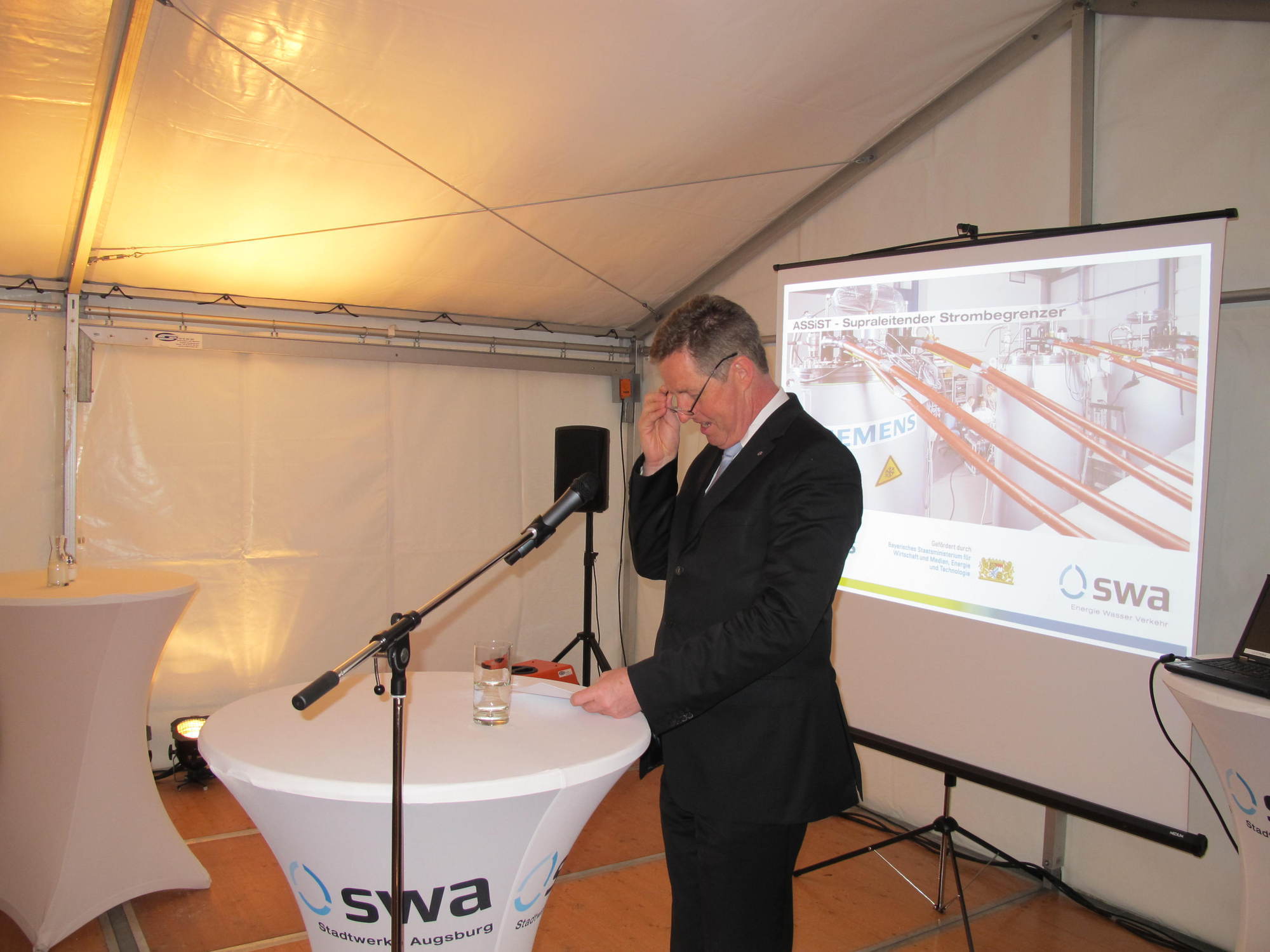swa und Siemens schließen Supraleitenden Strombegrenzer an. Foto: B4B WIRTSCHAFTSLEBEN SCHWABEN