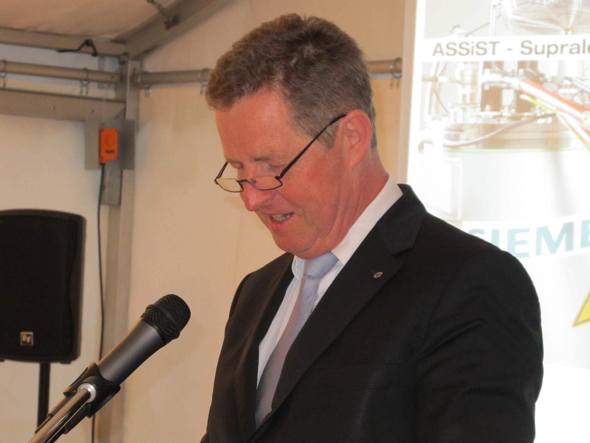 swa und Siemens schließen Supraleitenden Strombegrenzer an. Foto: B4B WIRTSCHAFTSLEBEN SCHWABEN