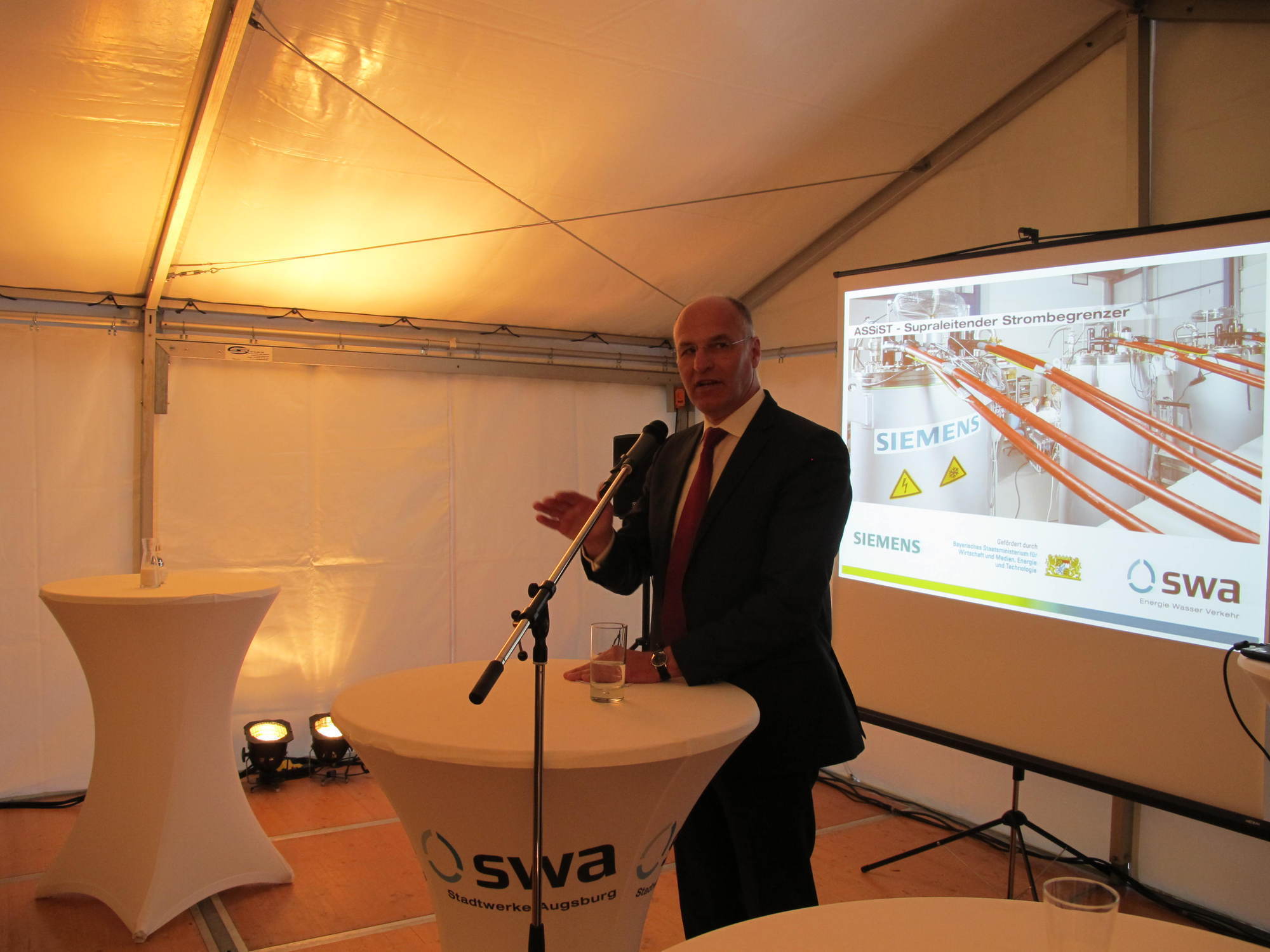 swa und Siemens schließen Supraleitenden Strombegrenzer an. Foto: B4B WIRTSCHAFTSLEBEN SCHWABEN