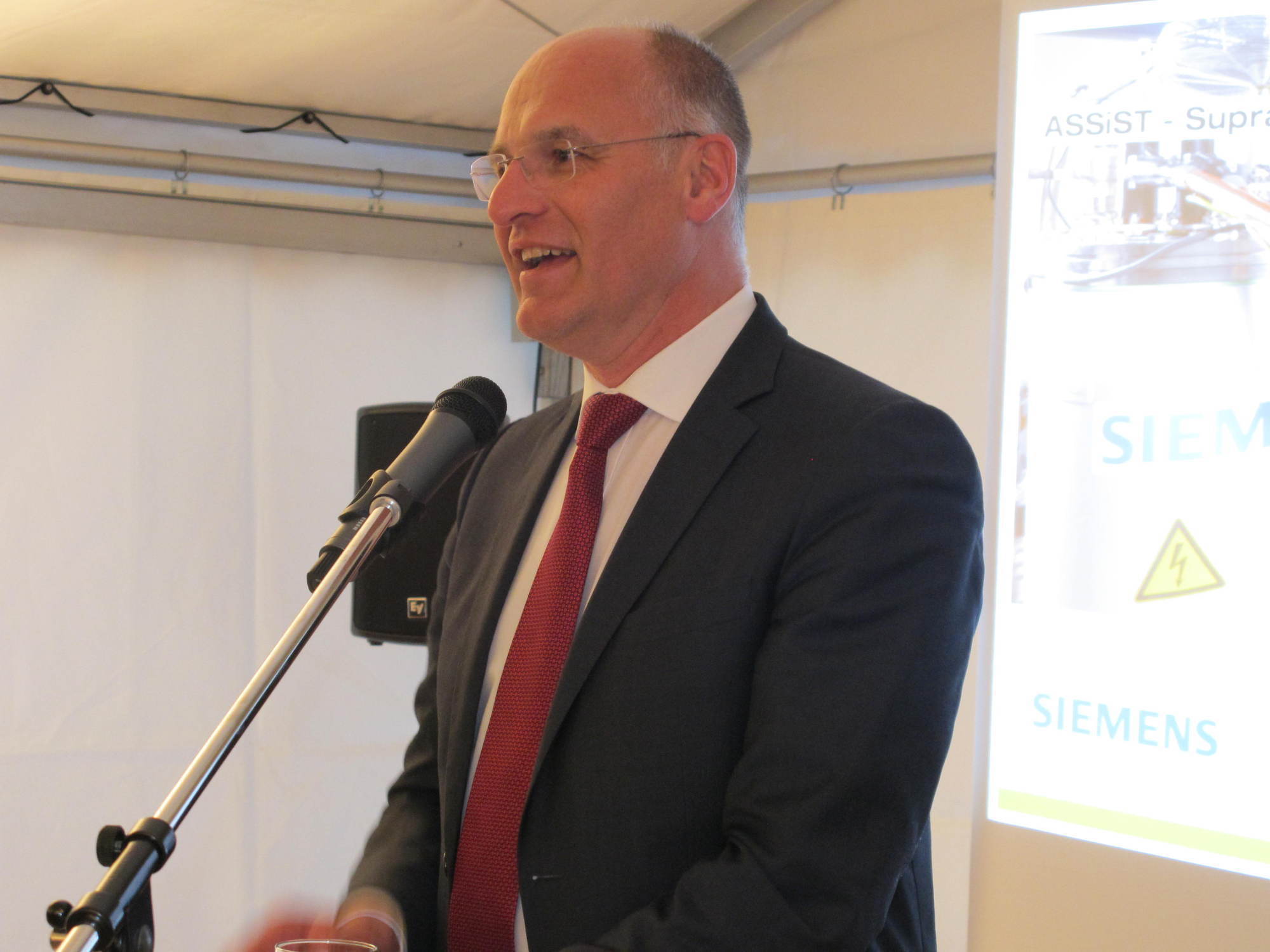 swa und Siemens schließen Supraleitenden Strombegrenzer an. Foto: B4B WIRTSCHAFTSLEBEN SCHWABEN