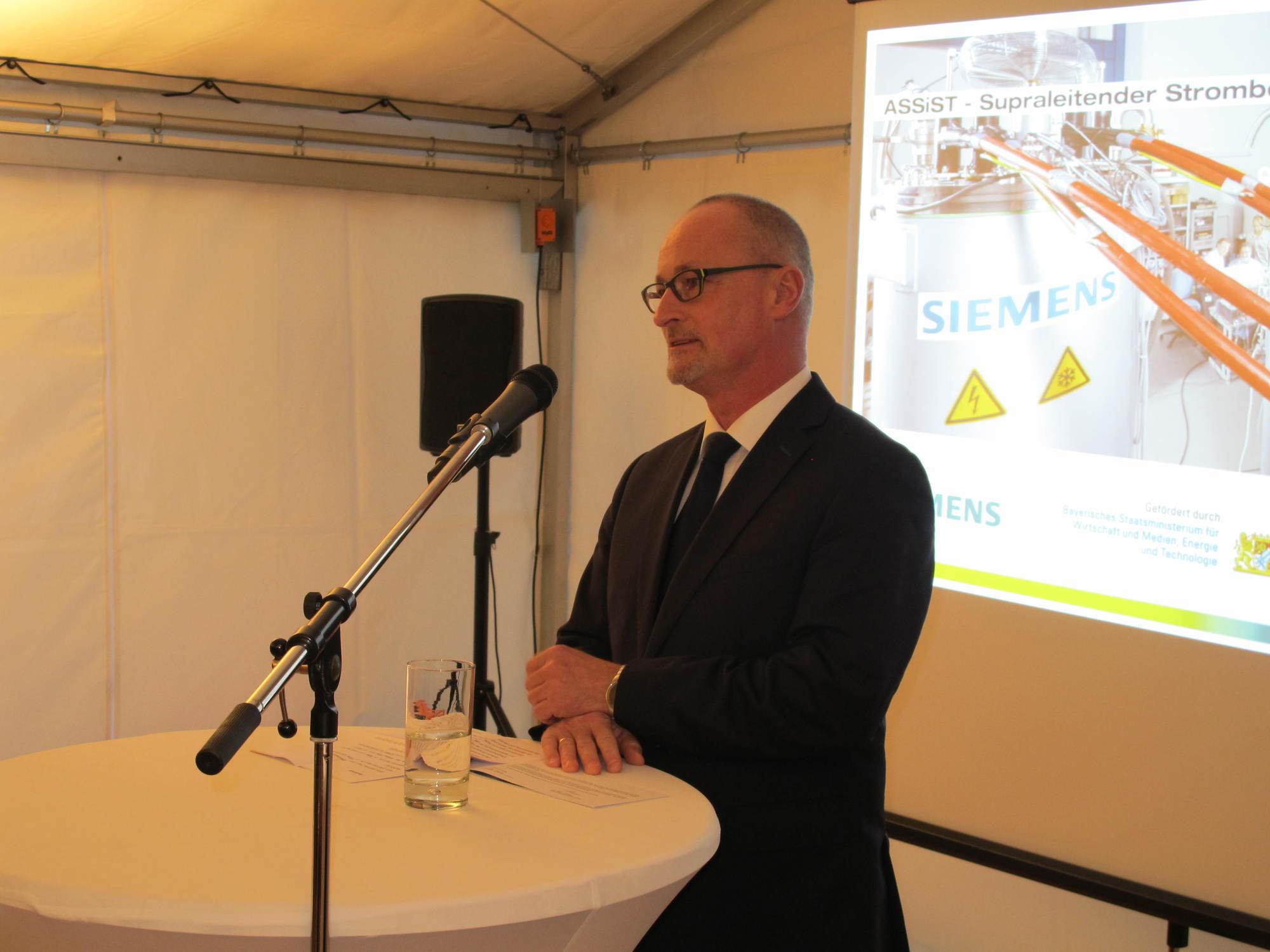swa und Siemens schließen Supraleitenden Strombegrenzer an. Foto: B4B WIRTSCHAFTSLEBEN SCHWABEN