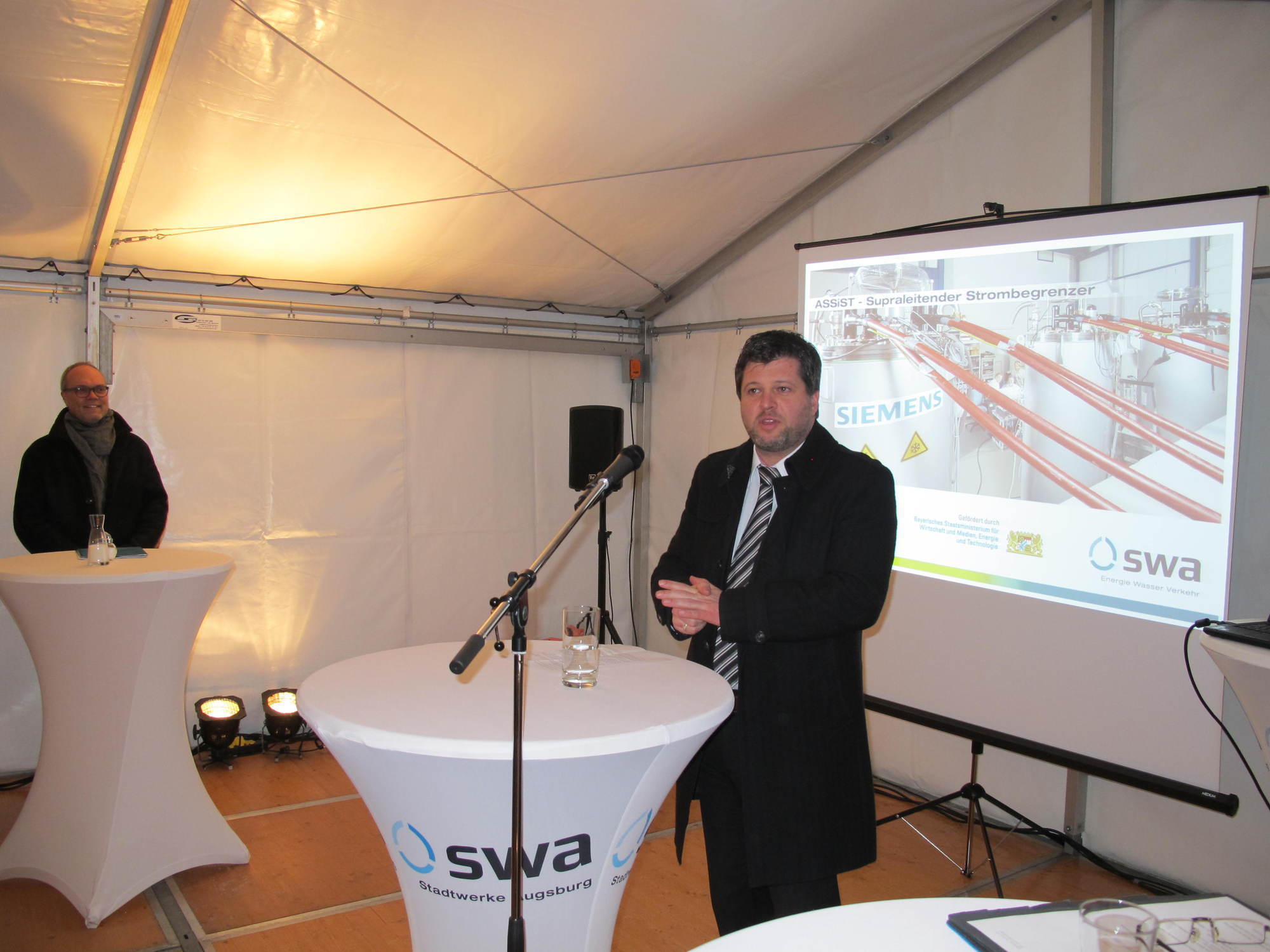 swa und Siemens schließen Supraleitenden Strombegrenzer an. Foto: B4B WIRTSCHAFTSLEBEN SCHWABEN