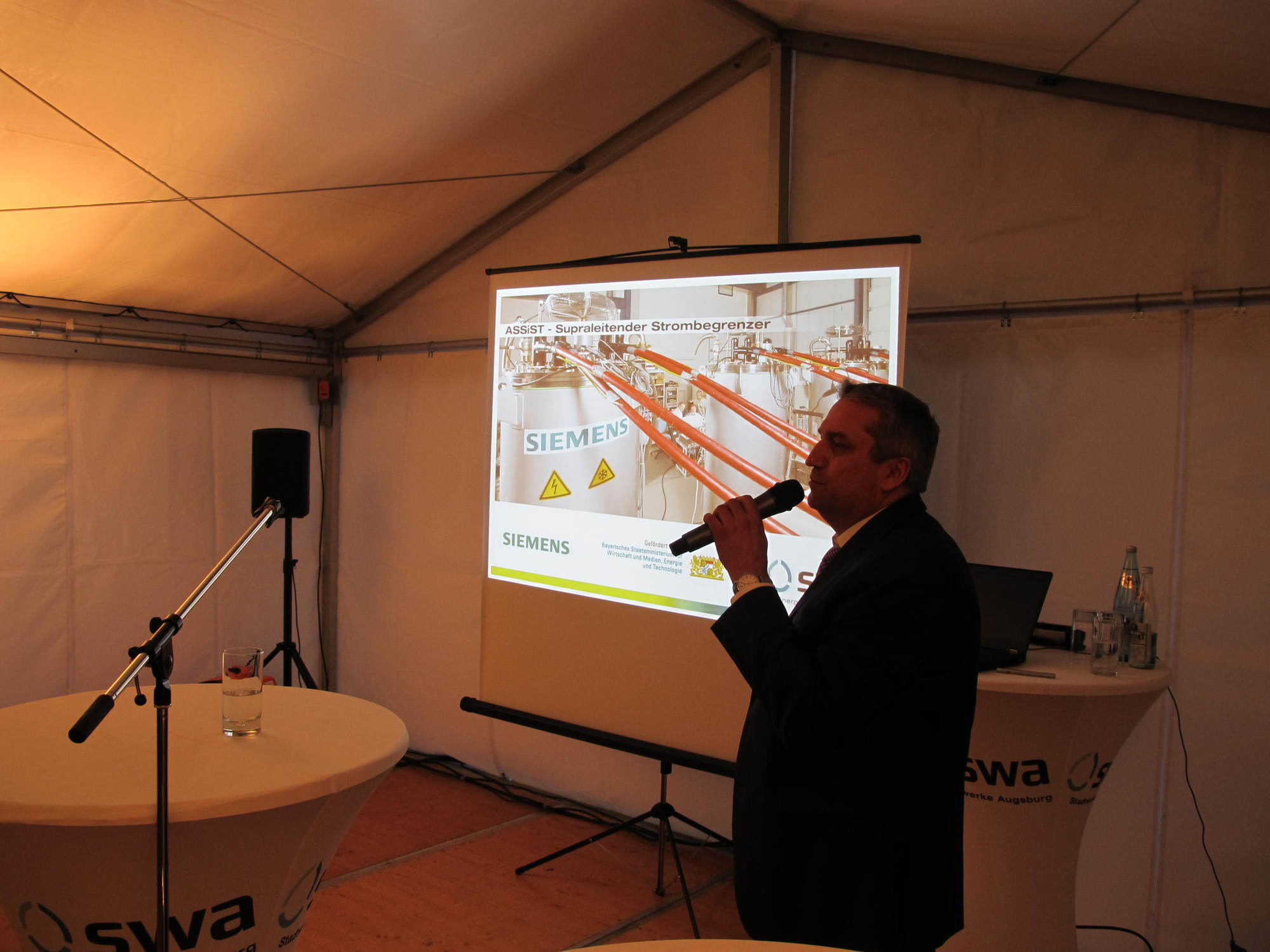 swa und Siemens schließen Supraleitenden Strombegrenzer an. Foto: B4B WIRTSCHAFTSLEBEN SCHWABEN