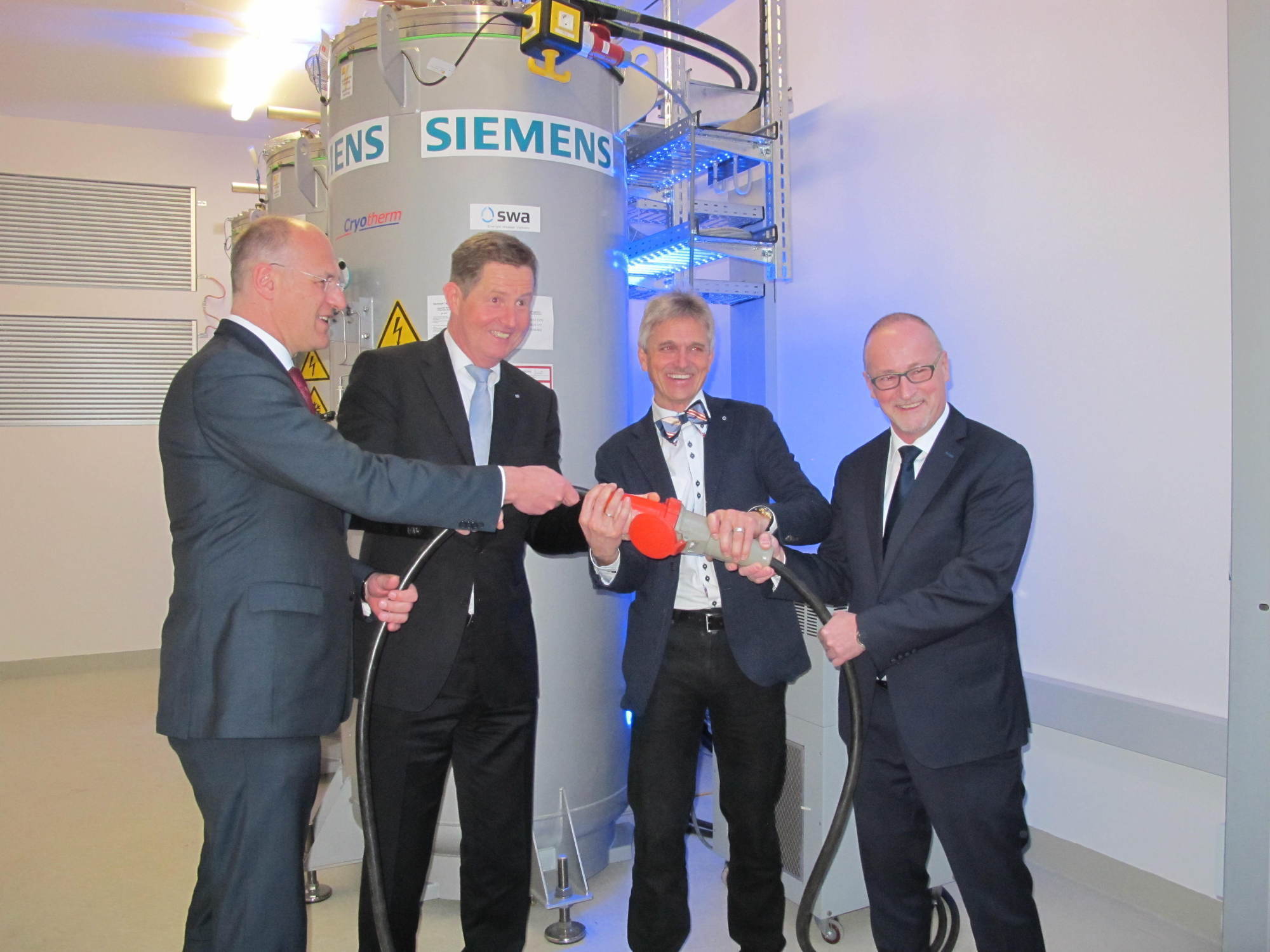 swa und Siemens schließen Supraleitenden Strombegrenzer an. Foto: B4B WIRTSCHAFTSLEBEN SCHWABEN