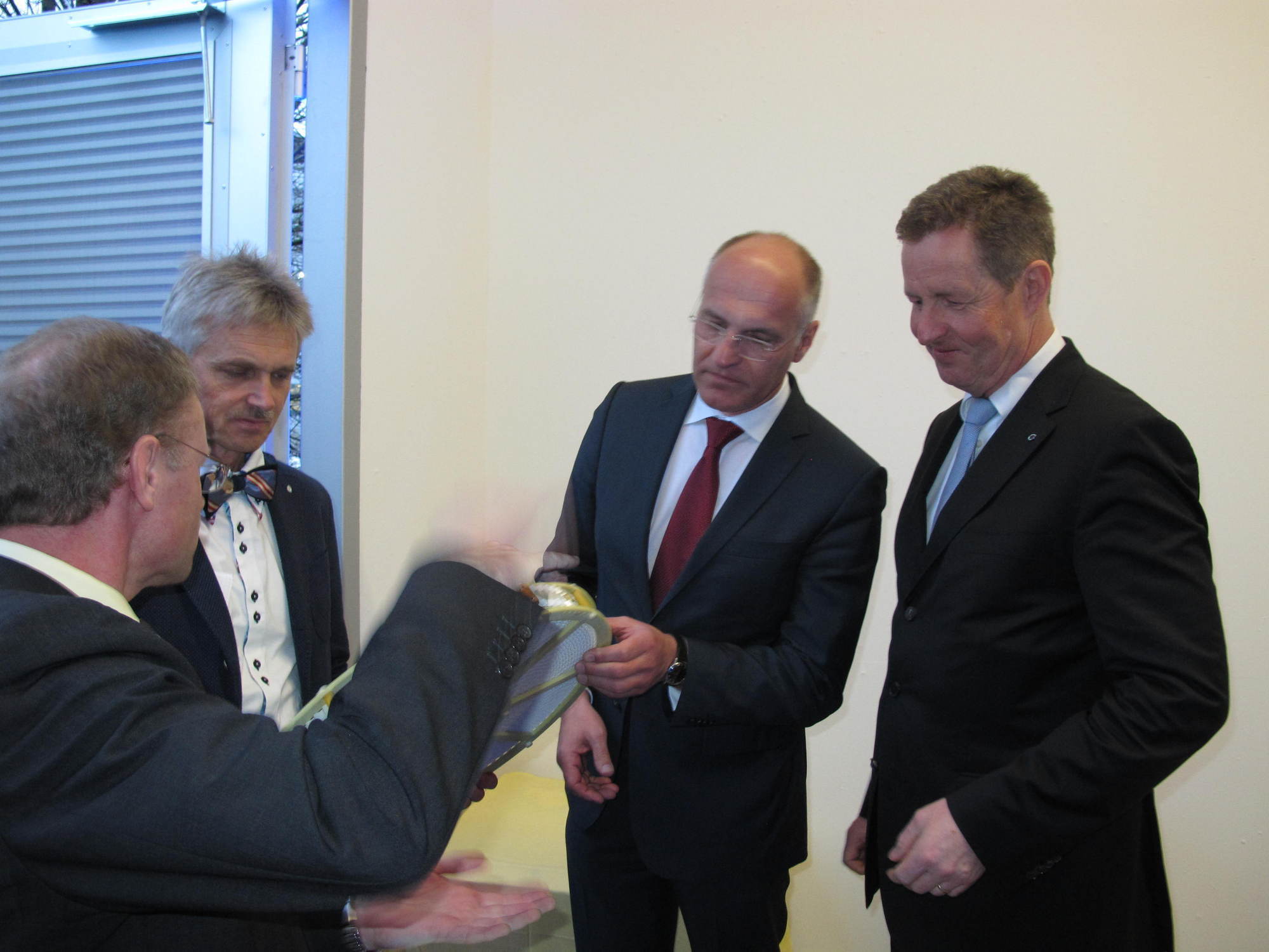 swa und Siemens schließen Supraleitenden Strombegrenzer an. Foto: B4B WIRTSCHAFTSLEBEN SCHWABEN
