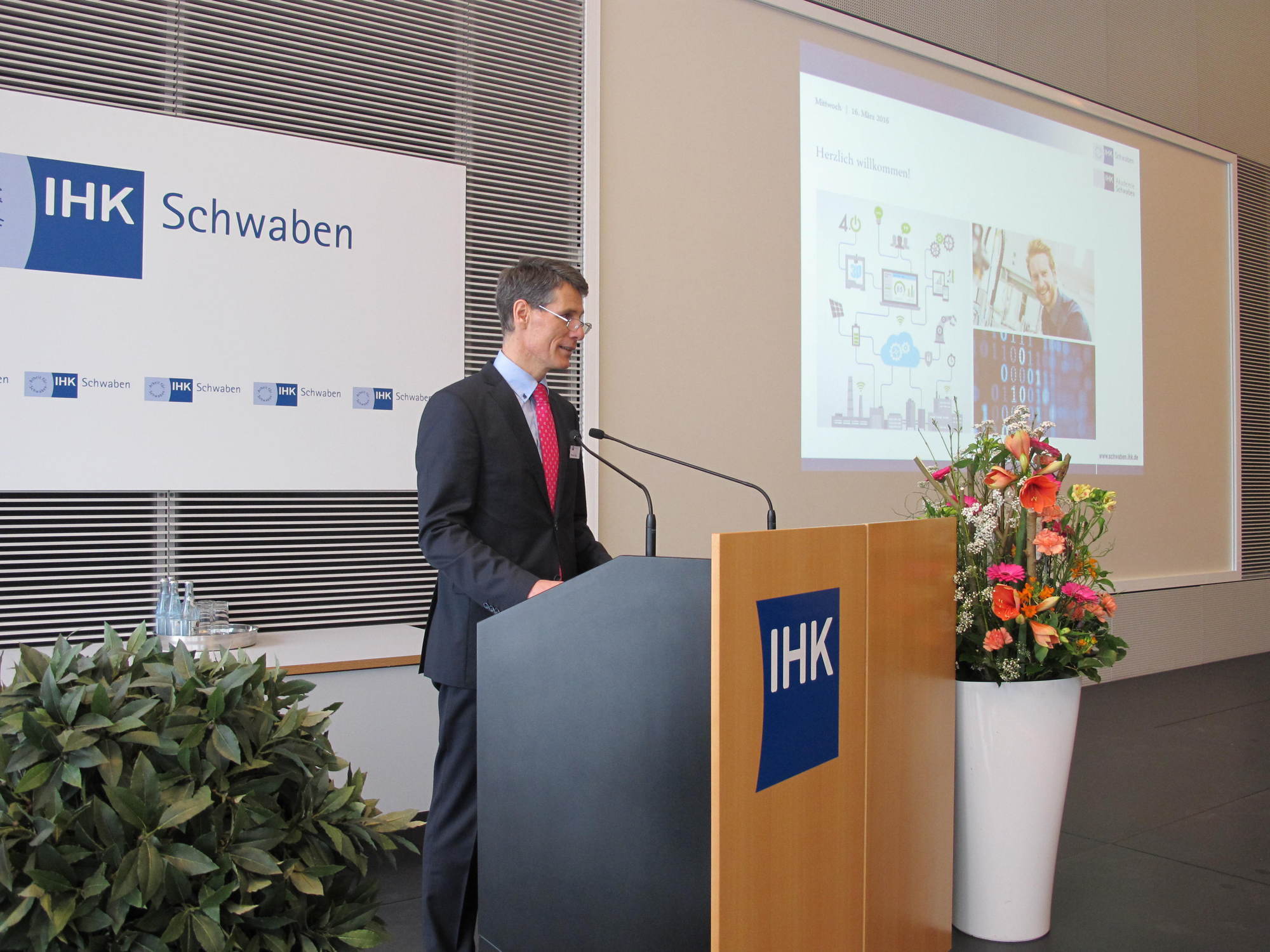 Der IHK-Fachkräftetag konnte mehr als 100 Teilnehmer begrüßen. Foto: B4B WIRTSCHAFTSLEBEN SCHWABEN