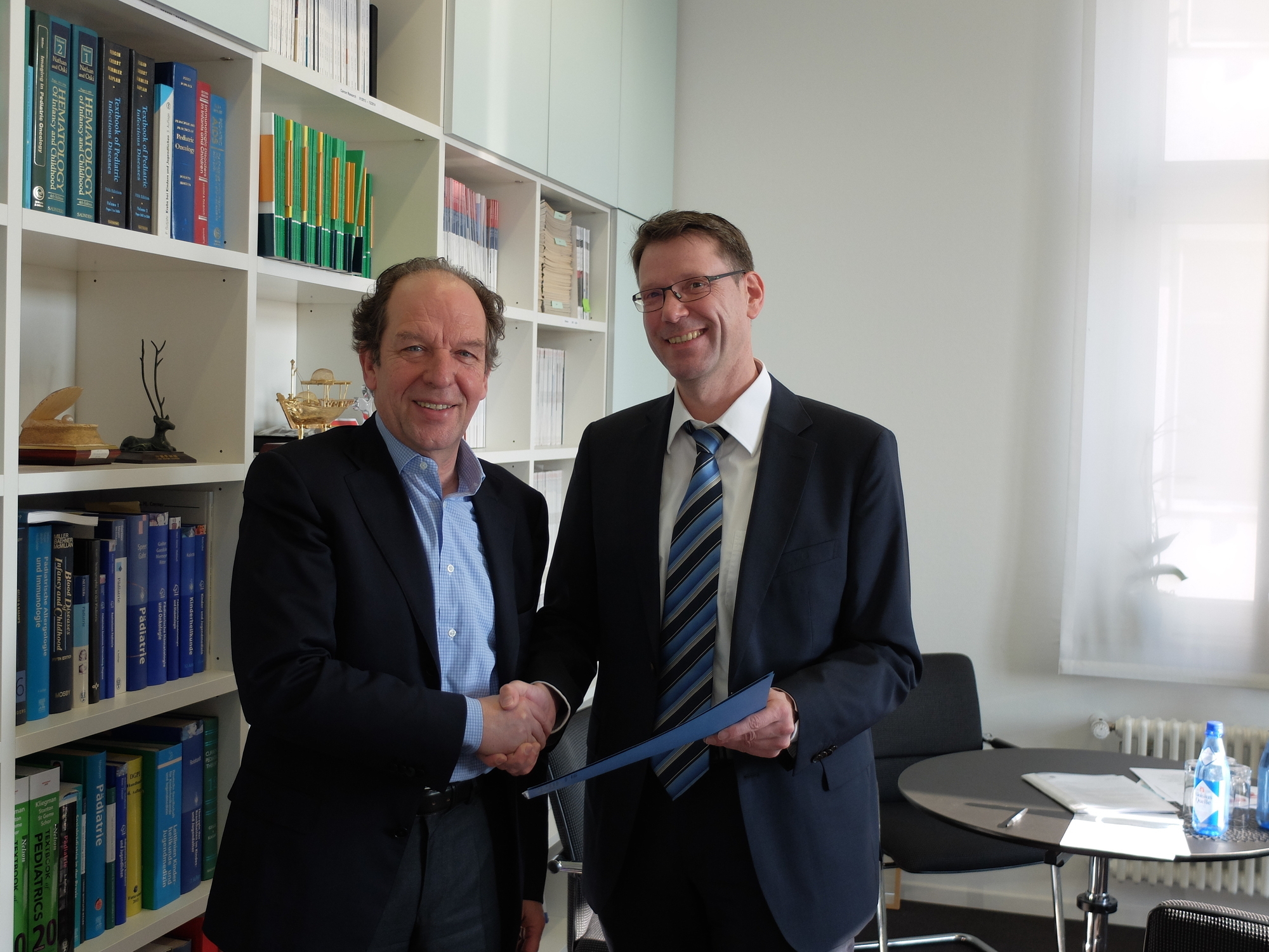 Der Vizepräsident der Universität Ulm, Professor Dr. Klaus-Michael Debatin und Dr. Werner Klingler. Foto: Bezirkskliniken