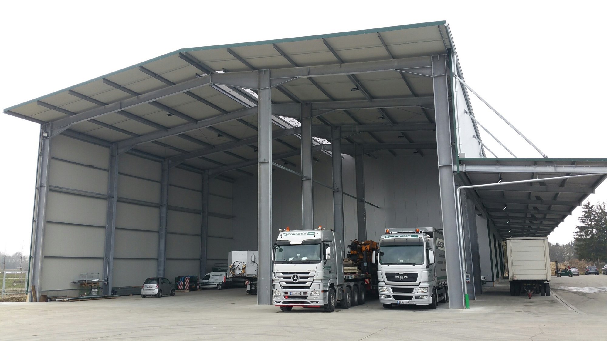 Die W. Biedenbach GmbH nimmt ihre neue Schwergut-Logistikhalle in Leipheim in Betrieb. Foto: W. Biedenbach GmbH