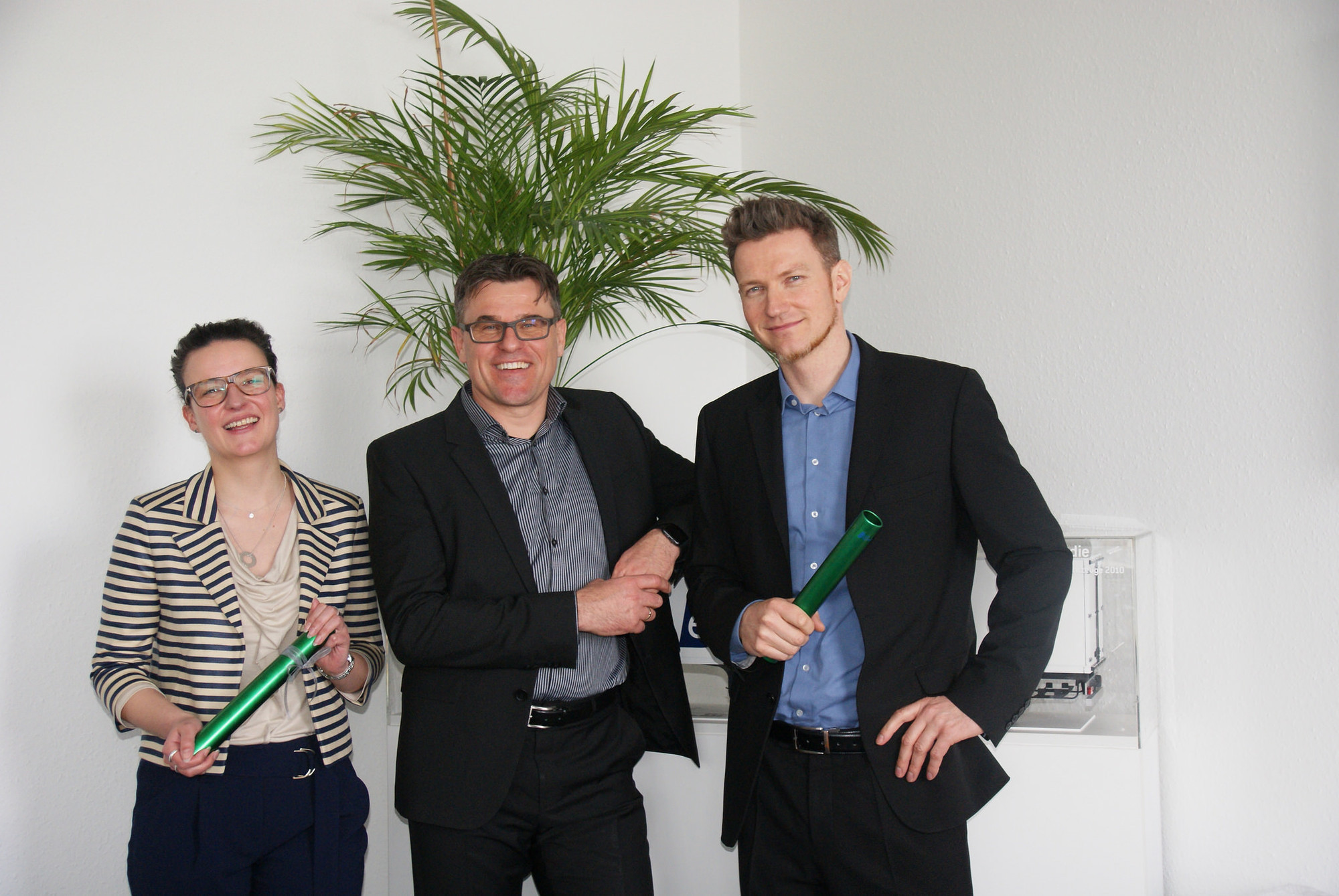 Andrea Gugelfuß, Holger Schnürle und Jakob Schlindenbuch bei der Übergabe des Staffelstabs. Foto: euro engineering AG