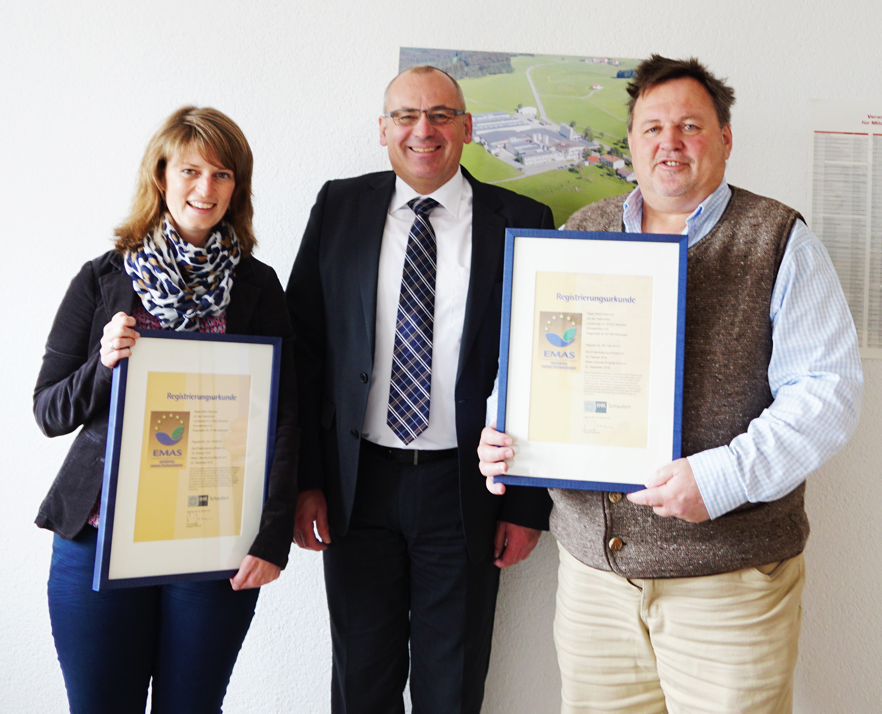 Daniela Köppl (Umweltmanagement-Beauftragte), Manfred Schilder (IHK) und Hubert Dennenmoser (Allmikäs). Foto: prb