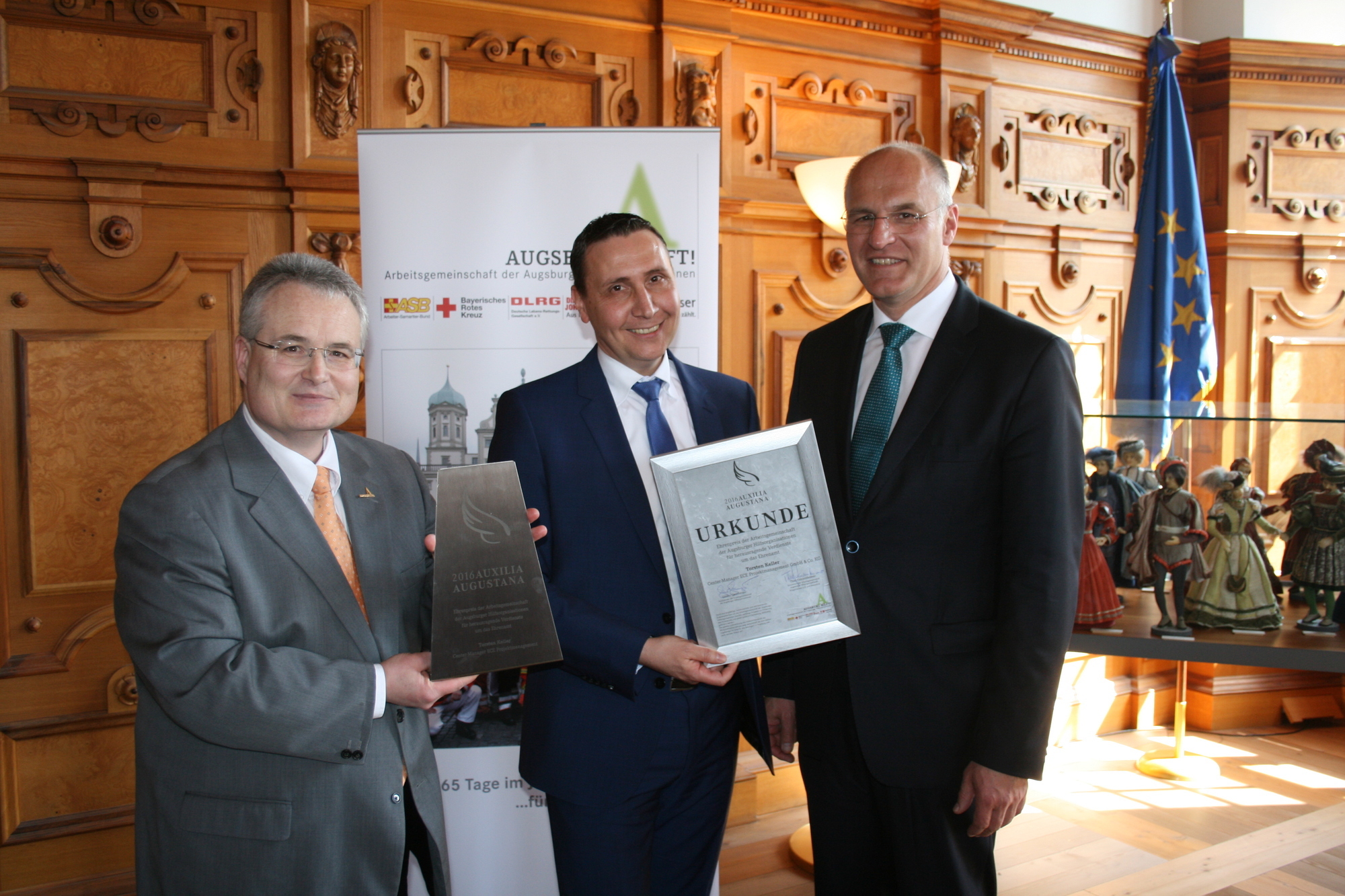 Torsten Keller erhält den Ehrenpreis AUXILIA AUGUSTANA. Foto: B4B WIRTSCHAFTSLEBEN SCHWABEN