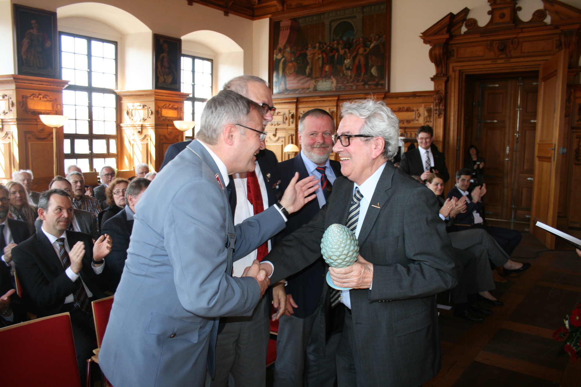 Torsten Keller erhält den Ehrenpreis AUXILIA AUGUSTANA. Foto: B4B WIRTSCHAFTSLEBEN SCHWABEN