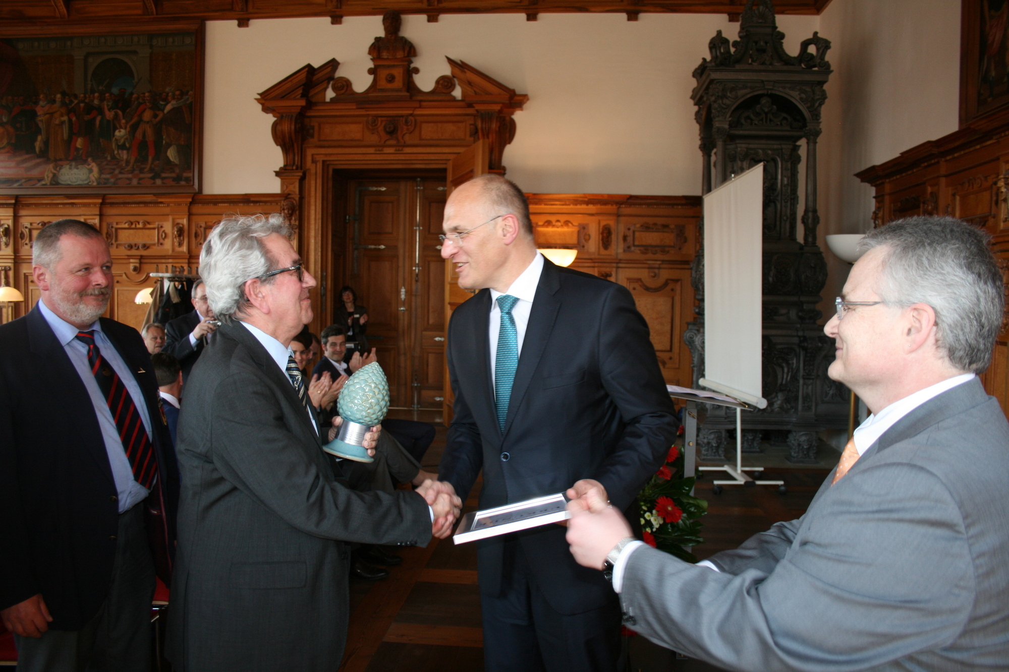 Torsten Keller erhält den Ehrenpreis AUXILIA AUGUSTANA. Foto: B4B WIRTSCHAFTSLEBEN SCHWABEN