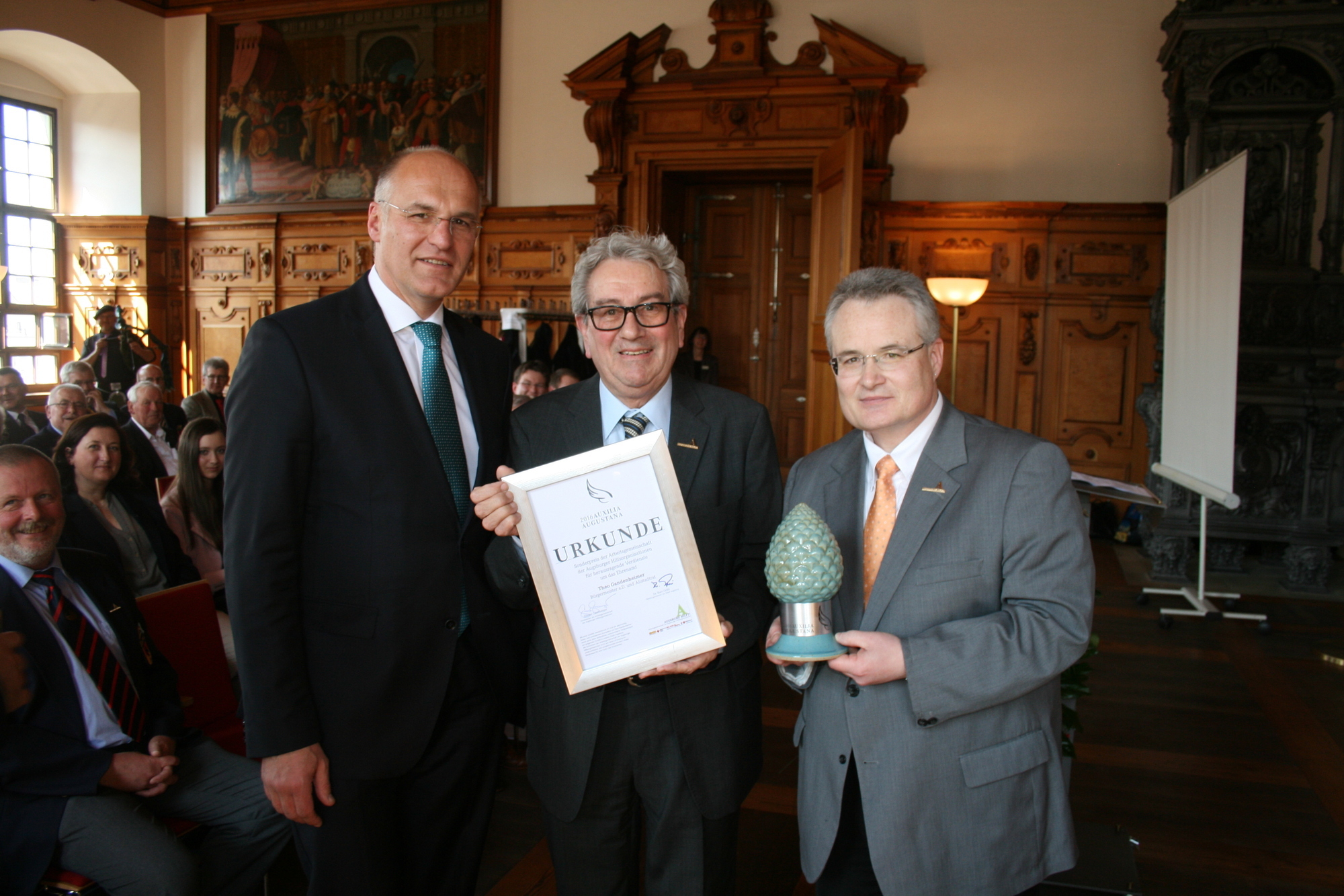 Torsten Keller erhält den Ehrenpreis AUXILIA AUGUSTANA. Foto: B4B WIRTSCHAFTSLEBEN SCHWABEN
