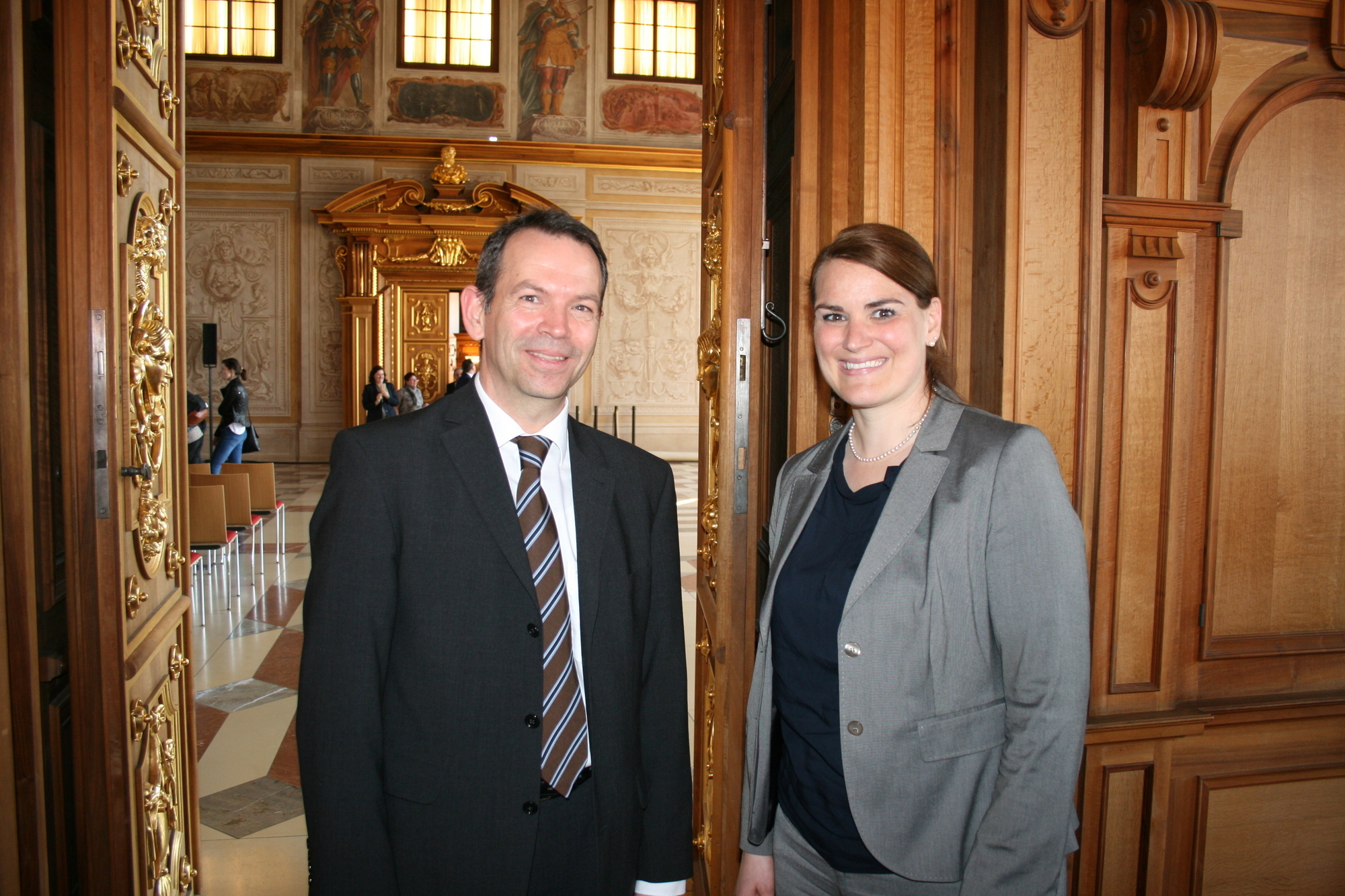Torsten Keller erhält den Ehrenpreis AUXILIA AUGUSTANA. Foto: B4B WIRTSCHAFTSLEBEN SCHWABEN