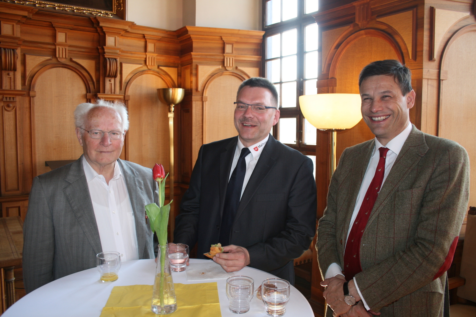 Torsten Keller erhält den Ehrenpreis AUXILIA AUGUSTANA. Foto: B4B WIRTSCHAFTSLEBEN SCHWABEN