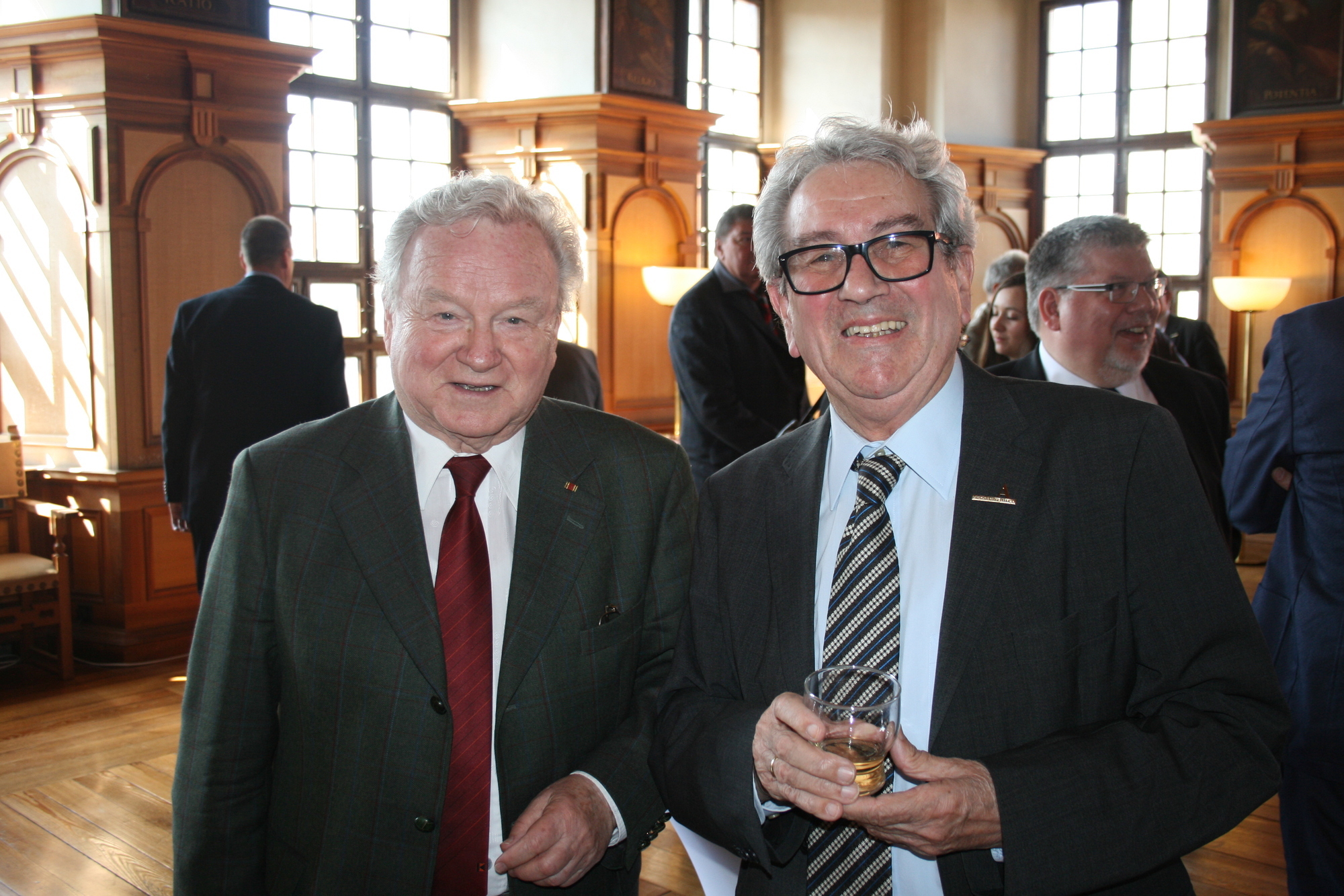 Torsten Keller erhält den Ehrenpreis AUXILIA AUGUSTANA. Foto: B4B WIRTSCHAFTSLEBEN SCHWABEN