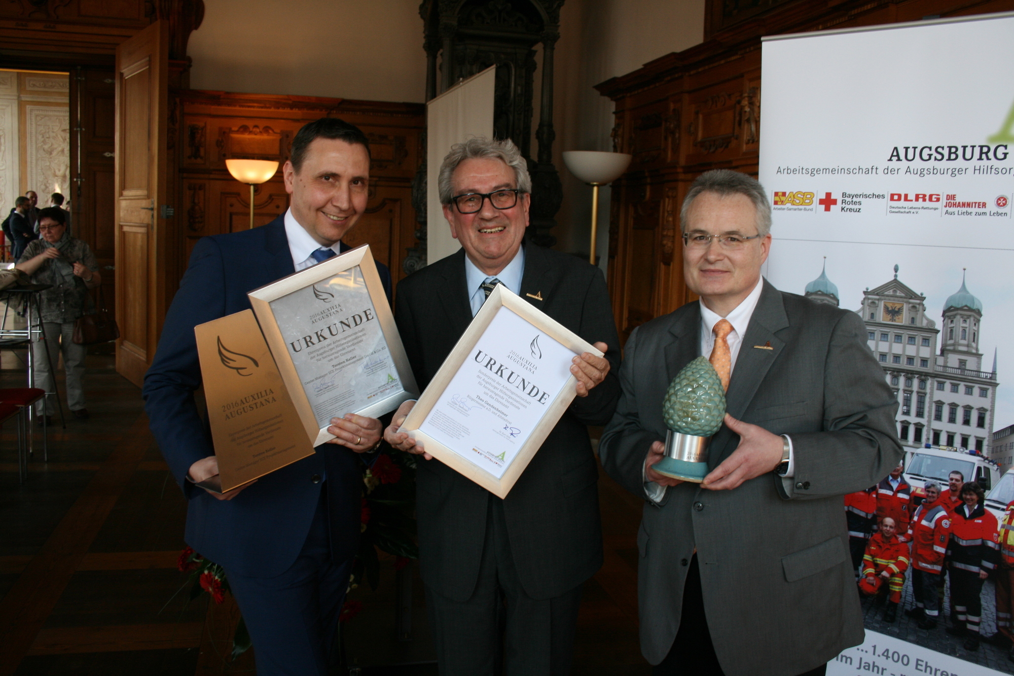 Die Preisträger Torsten Keller, Theo Gandenheimer und ARGE Vorsitzender Günter Gsottberger. Foto: B4B WIRTSCHAFTSLEBEN SCHWABEN