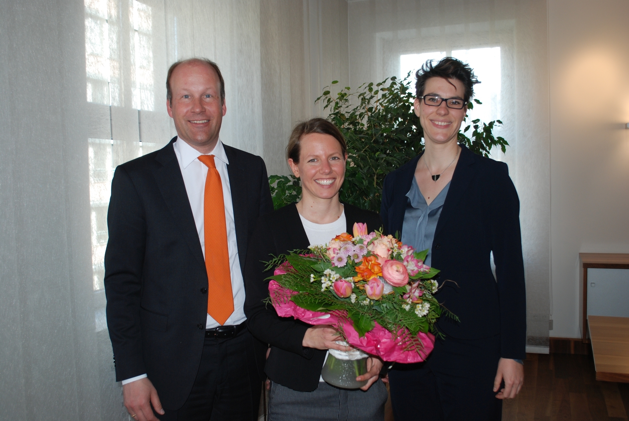 (v.l.) Landrat Martin Sailer, Klimaschutzmanagerin Johanna Rügamer Klimaschutzbeauftragte Margit Spöttle (rechts). Foto: LRA Aug