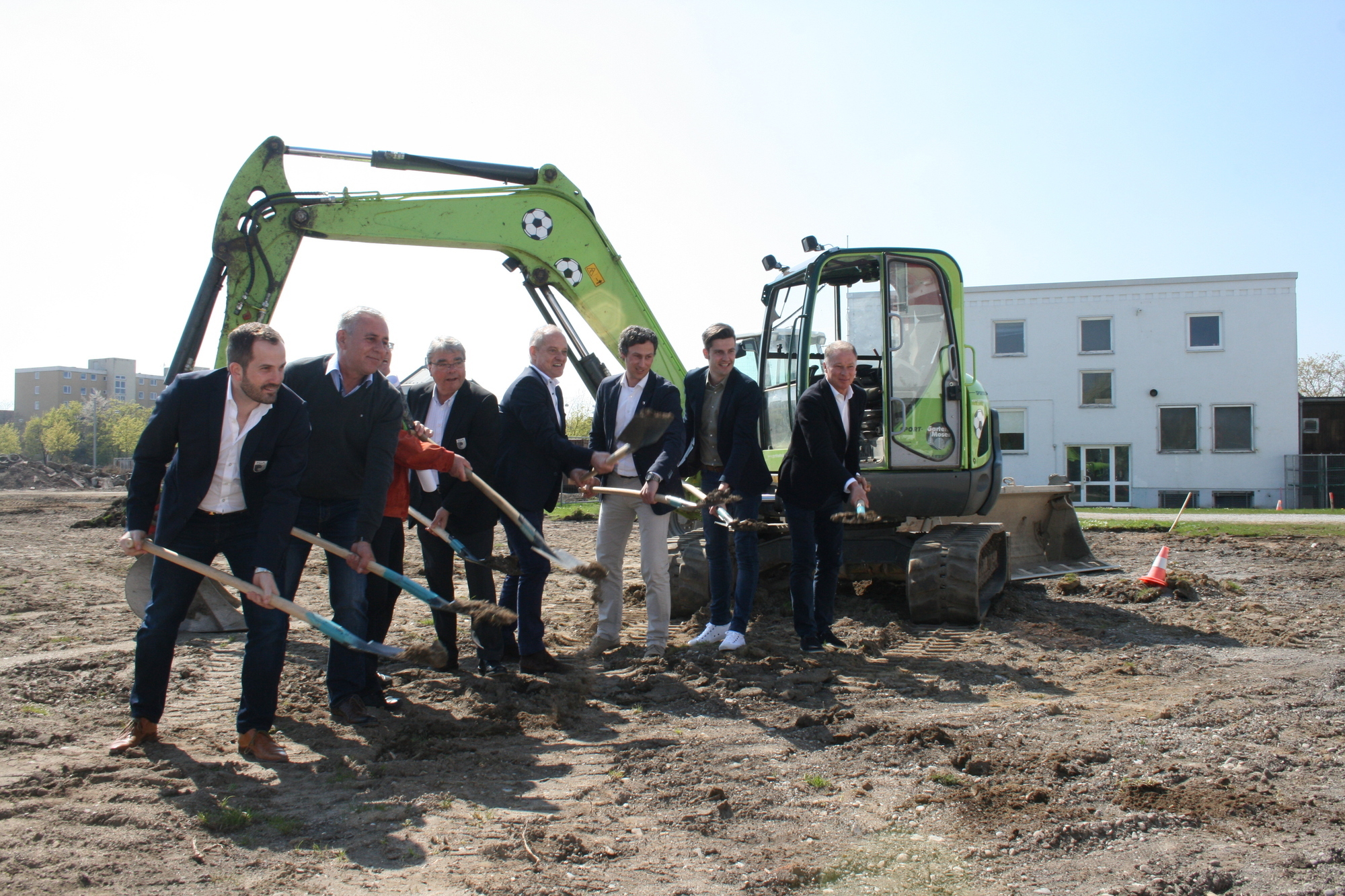 Beim Spatenstich am neuen FCA NLZ. Foto: B4B WIRTSCHAFTSLEBEN SCHWABEN