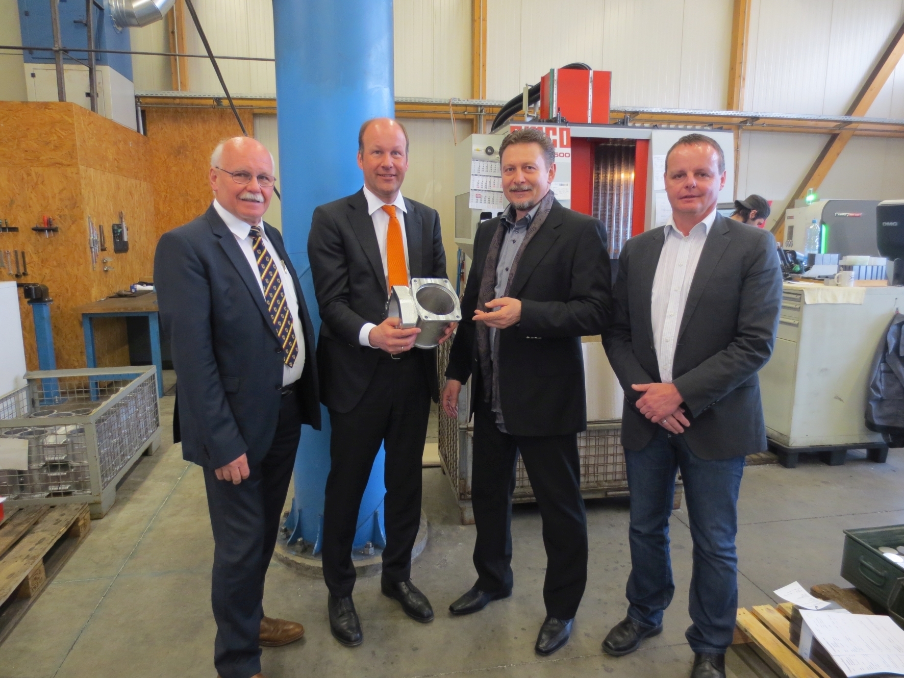 Landrat Martin Sailer besuchte die Montage- und Fertigungstechnik Süd in Nordendorf. Foto: Landratsamt Augsburg