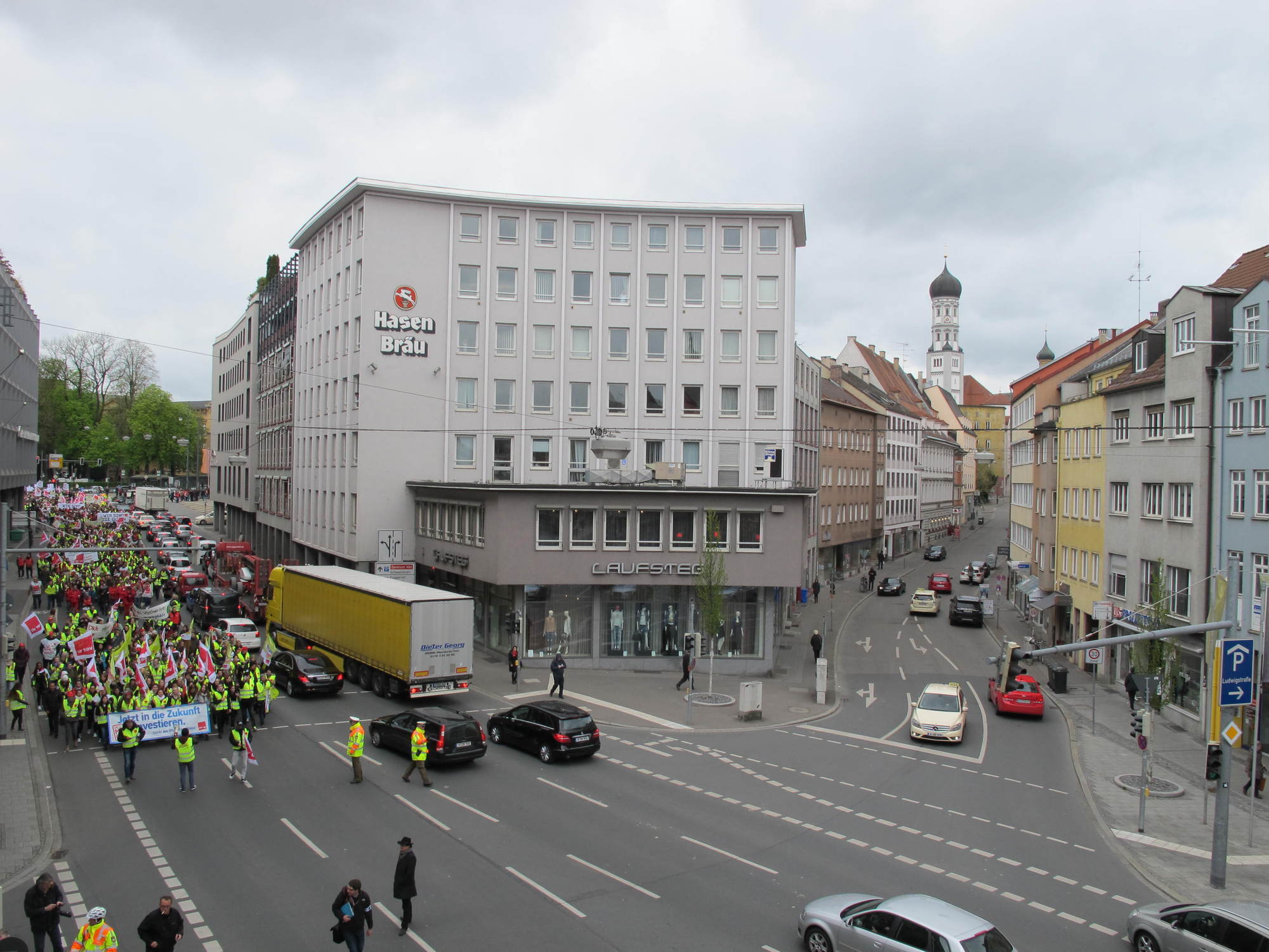 Zahlreiche Mitglieder aus ganz Schwaben nahmen an der Demonstration in Augsburg teil. Foto: B4B WIRTSCHAFTSLEBEN SCHWABEN