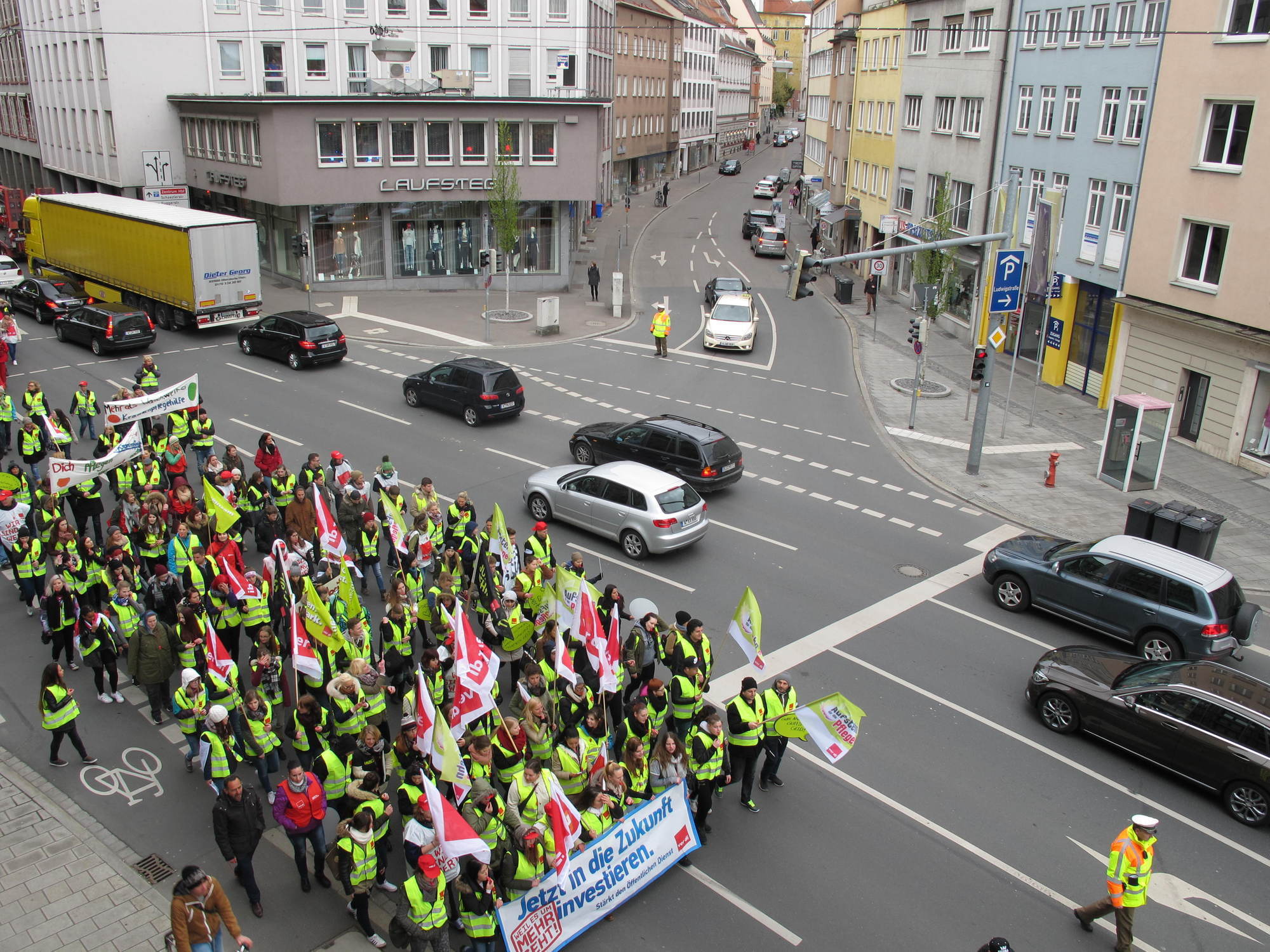 Zahlreiche Mitglieder aus ganz Schwaben nahmen an der Demonstration in Augsburg teil. Foto: B4B WIRTSCHAFTSLEBEN SCHWABEN