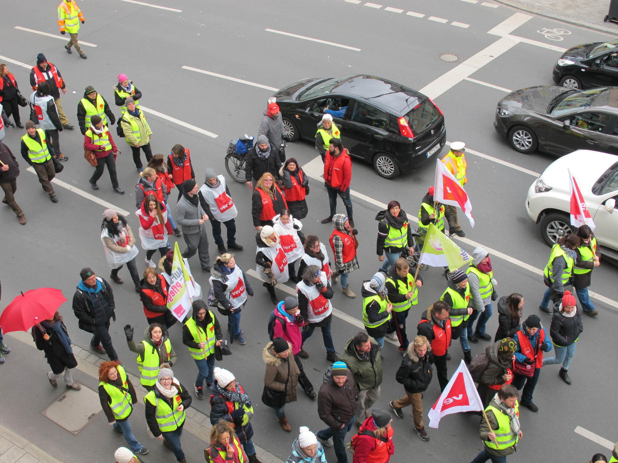 Zahlreiche Mitglieder aus ganz Schwaben nahmen an der Demonstration in Augsburg teil. Foto: B4B WIRTSCHAFTSLEBEN SCHWABEN
