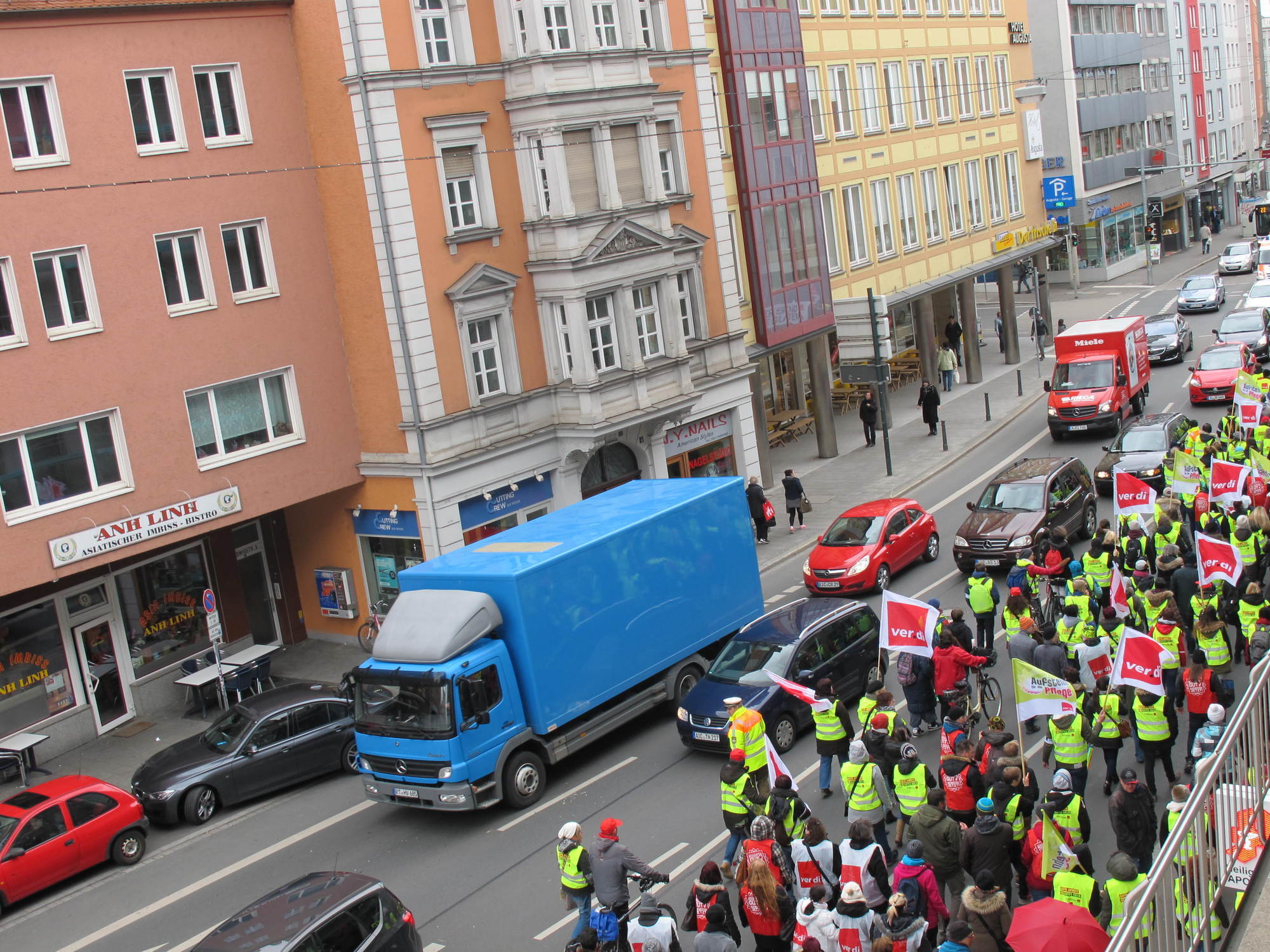 Zahlreiche Mitglieder aus ganz Schwaben nahmen an der Demonstration in Augsburg teil. Foto: B4B WIRTSCHAFTSLEBEN SCHWABEN
