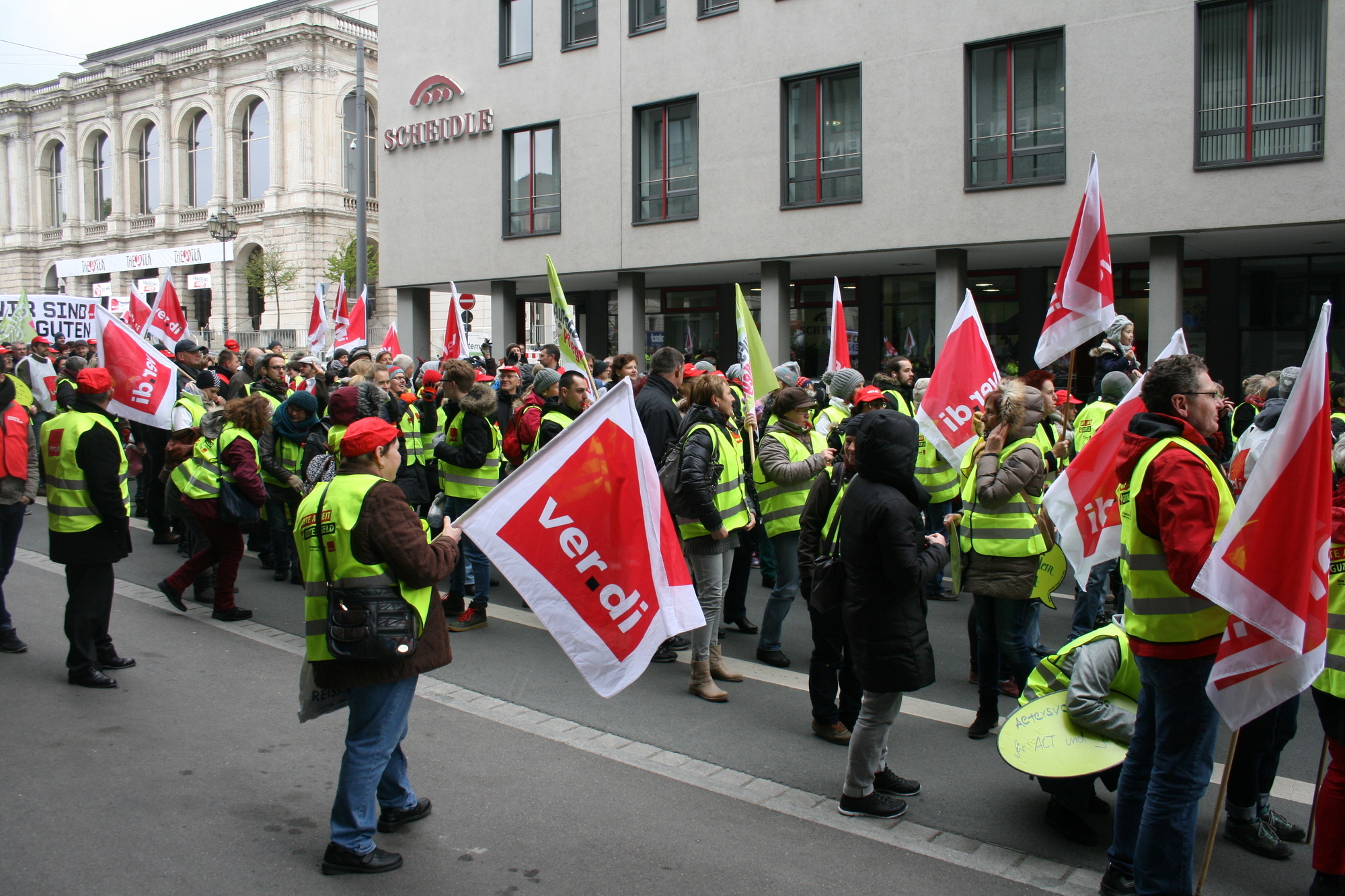 Zahlreiche Mitglieder aus ganz Schwaben nahmen an der Demonstration in Augsburg teil. Foto: B4B WIRTSCHAFTSLEBEN SCHWABEN