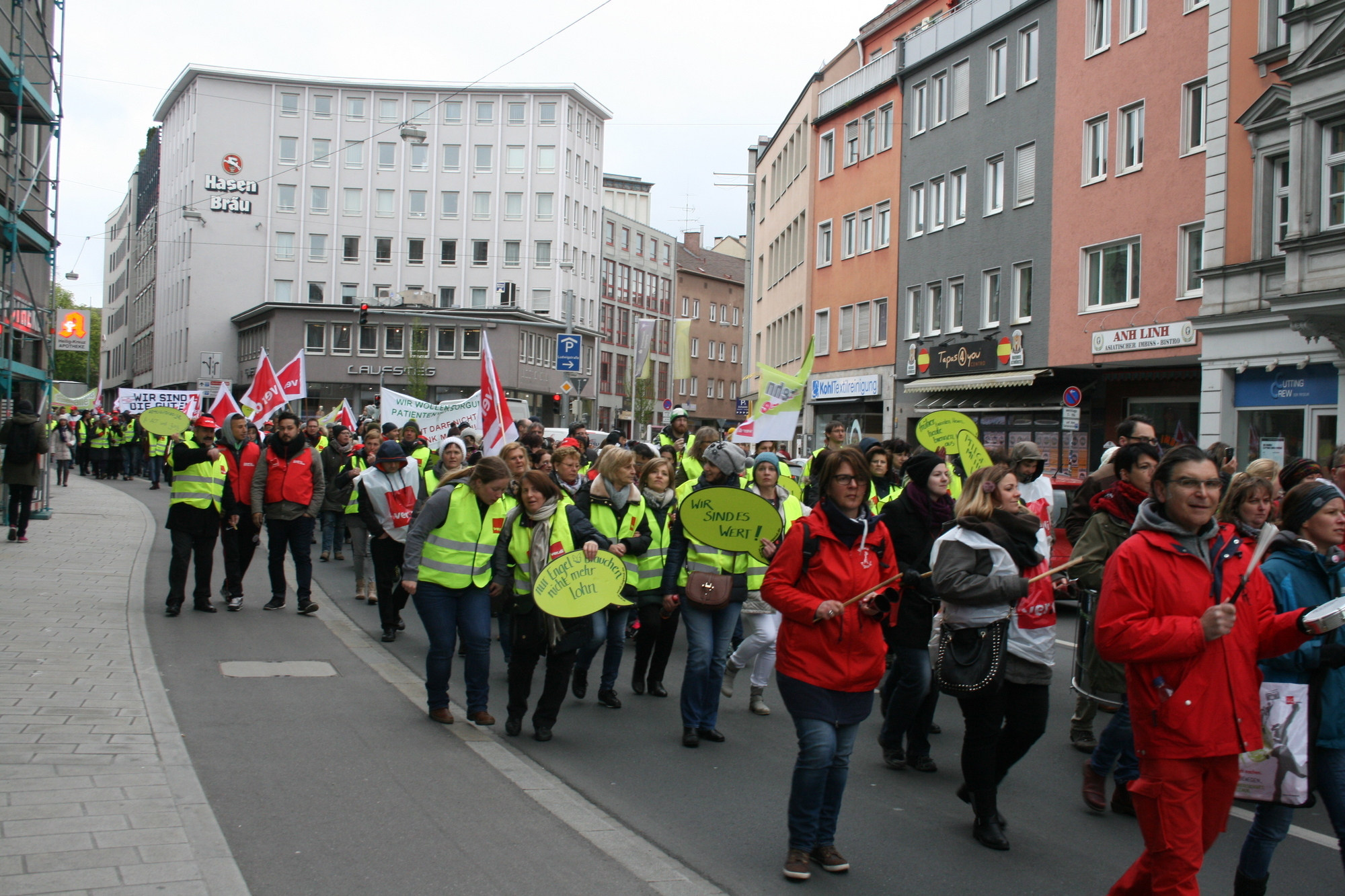 Zahlreiche Mitglieder aus ganz Schwaben nahmen an der Demonstration in Augsburg teil. Foto: B4B WIRTSCHAFTSLEBEN SCHWABEN
